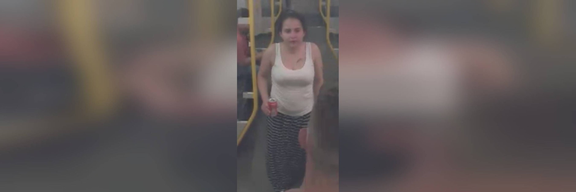 Die Polizei sucht nach dieser Frau: Sie soll einen Mann homophob beleidigt und angegriffen haben.