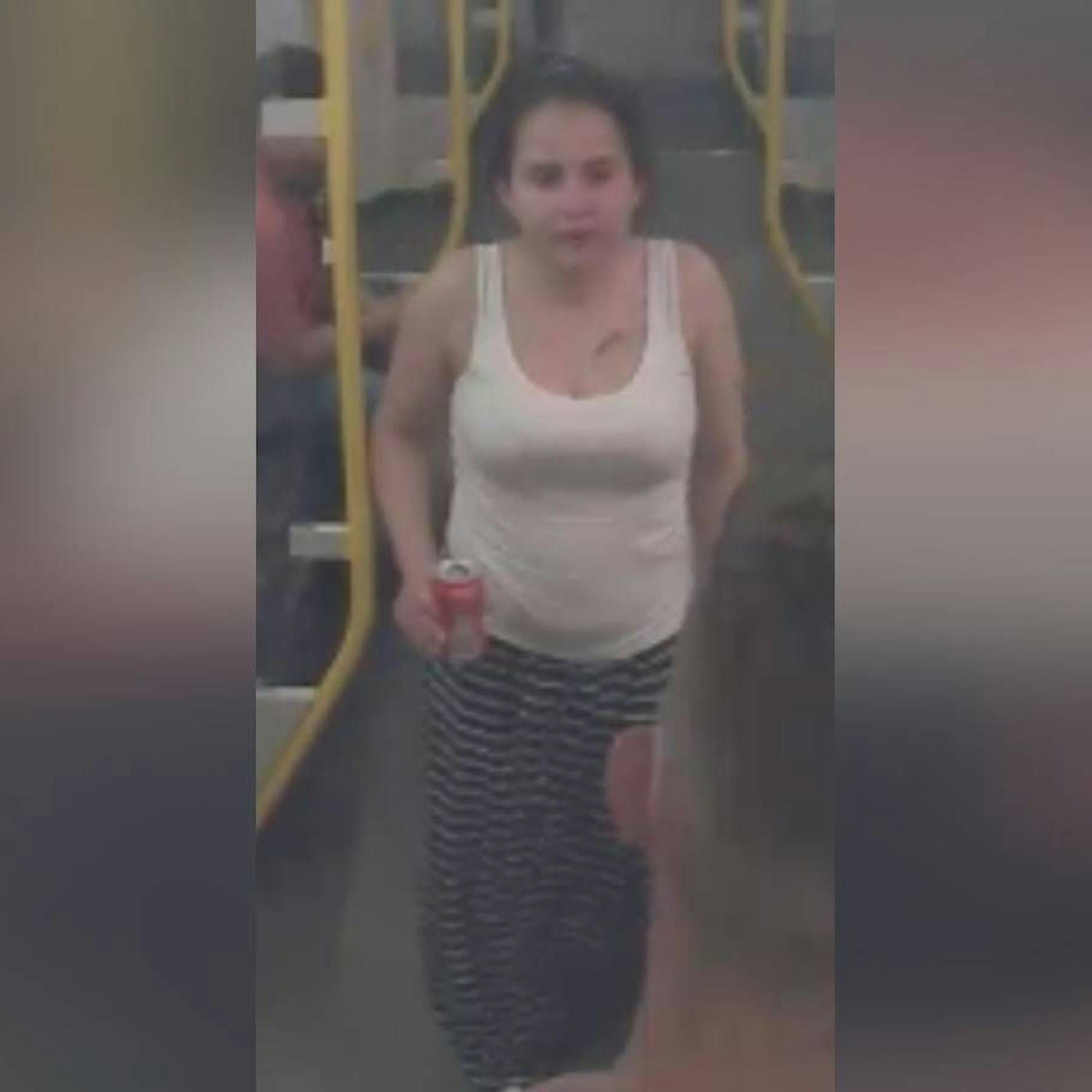 Homophobe Attacke in der Berliner U-Bahn! Die Polizei sucht DIESE Frau