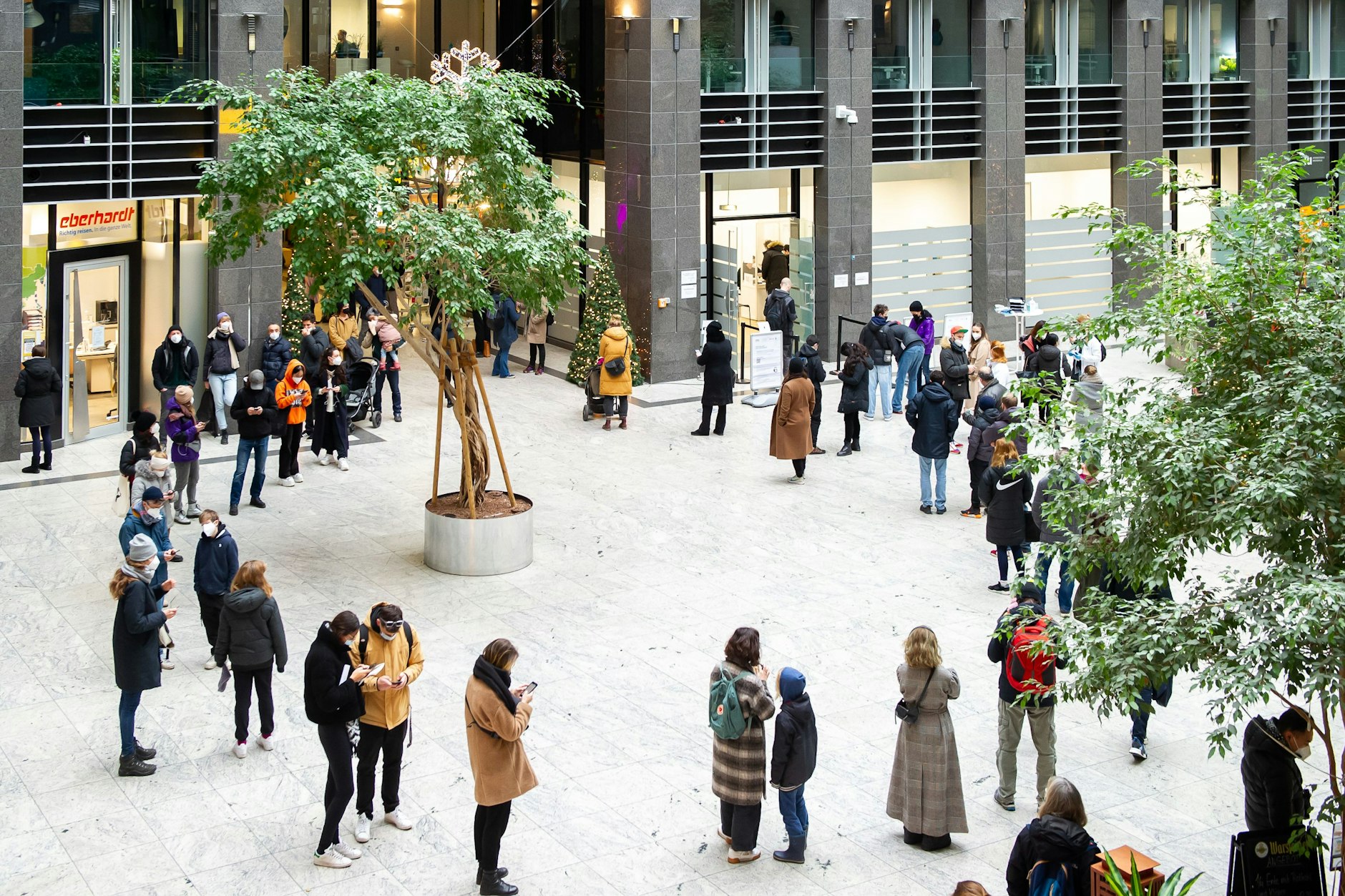 Vor dem Testzentrum im Plaza an der Frankfurter Allee.