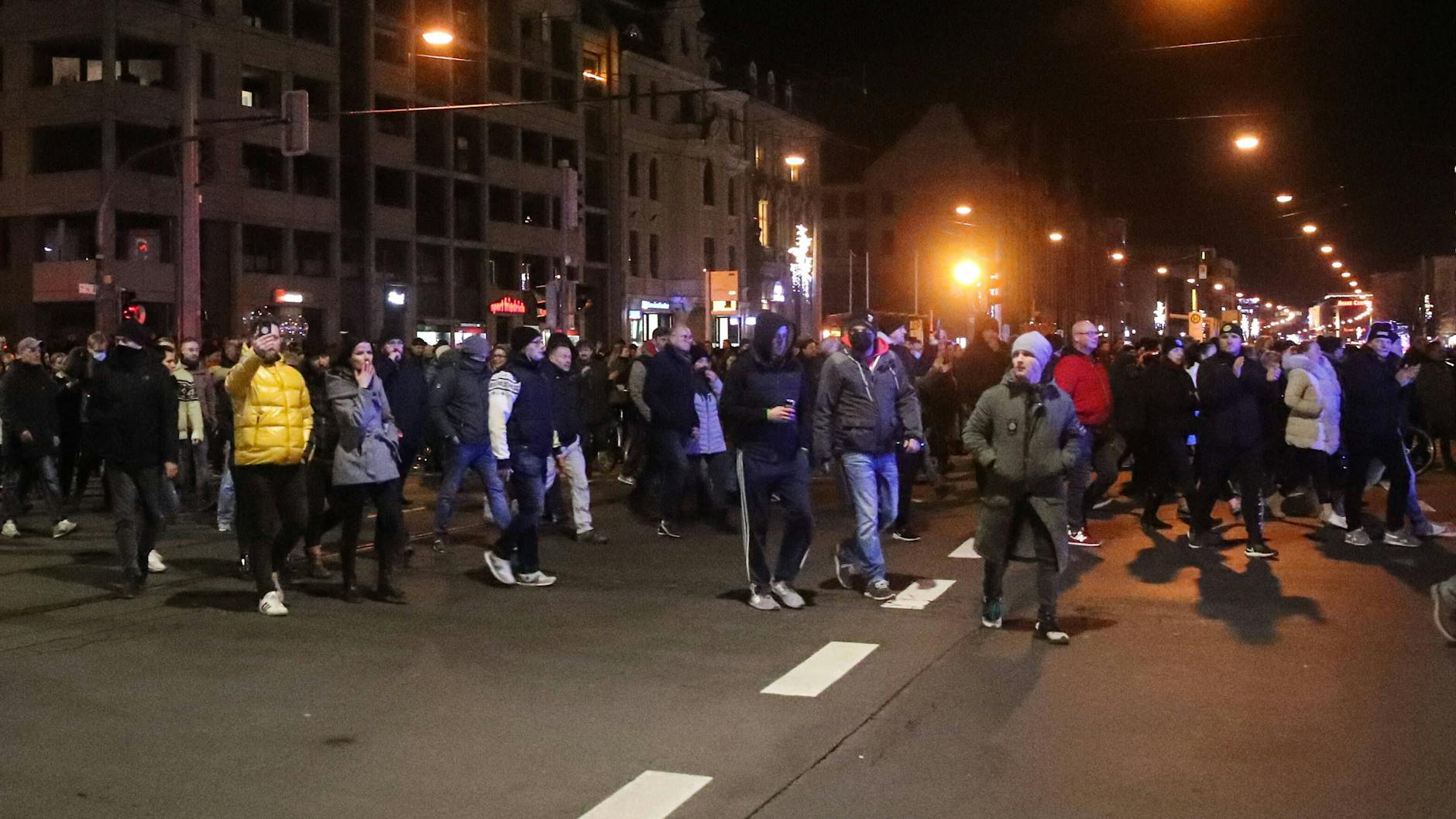 Am Montag demonstrierten zahlreiche Menschen in Magdeburg gegen die Corona-Maßnahmen.