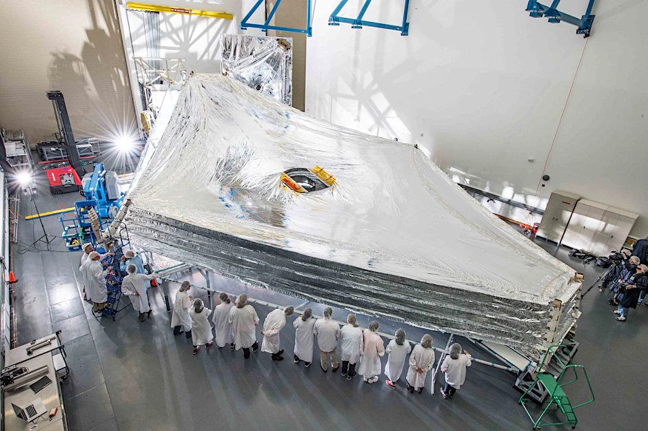 Abschlusstest des Sonnenschutzschildes des „James Webb“-Teleskops auf der Erde bei Northrop Grumman in Redondo Beach, Kalifornien.