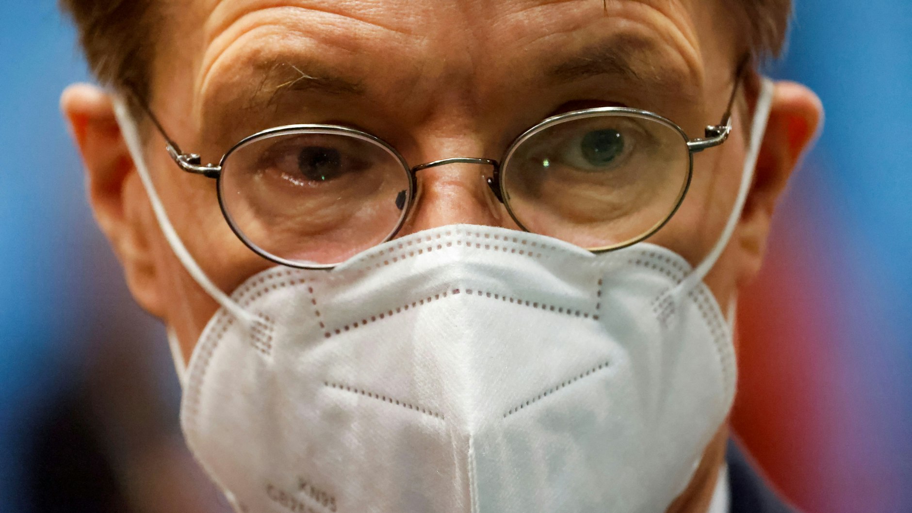 Vor den Bund-Länder-Beratungen zur Corona-Lage hat sich Lauterbach für härtere Kontaktbeschränkungen ausgesprochen. 