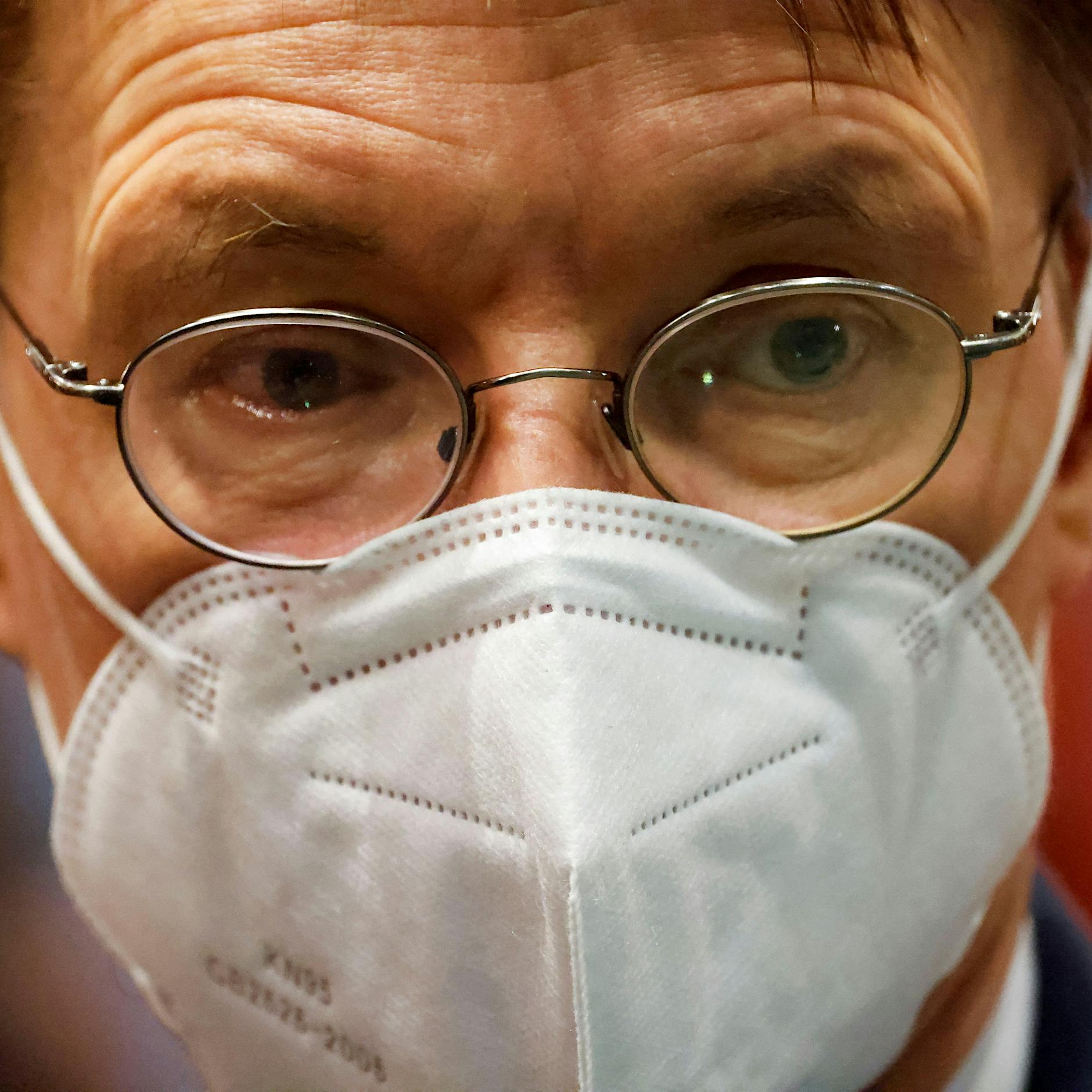 Lauterbach: Weitere Kontaktbeschränkungen notwendig