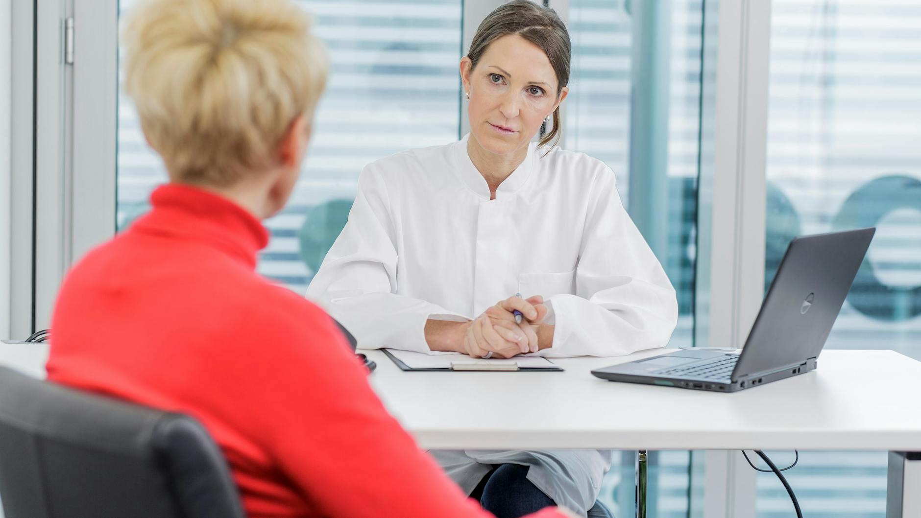 Im Vorgespräch wird u.a. der Ablauf der Koloskopie besprochen (Symbolfoto).