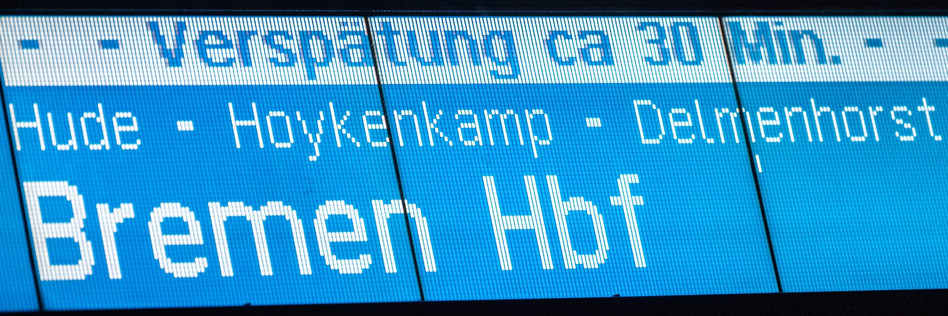 Fahrgäste mussten sich 2021 bei der Bahn wieder deutlich häufiger über verspätete Fernzüge ärgern.