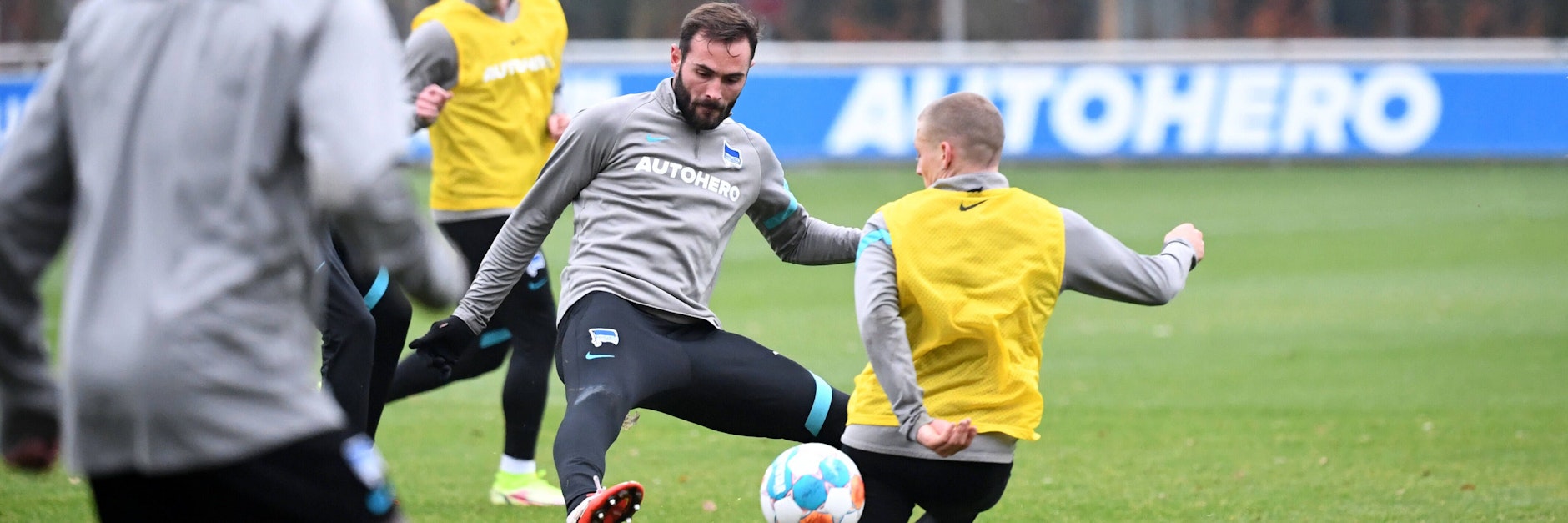 Dürfen vorerst nicht mehr trainieren und befinden sich nach einem positiven Corona-Test in Isolation: Lucas Tousart und Santiago Ascacibar.