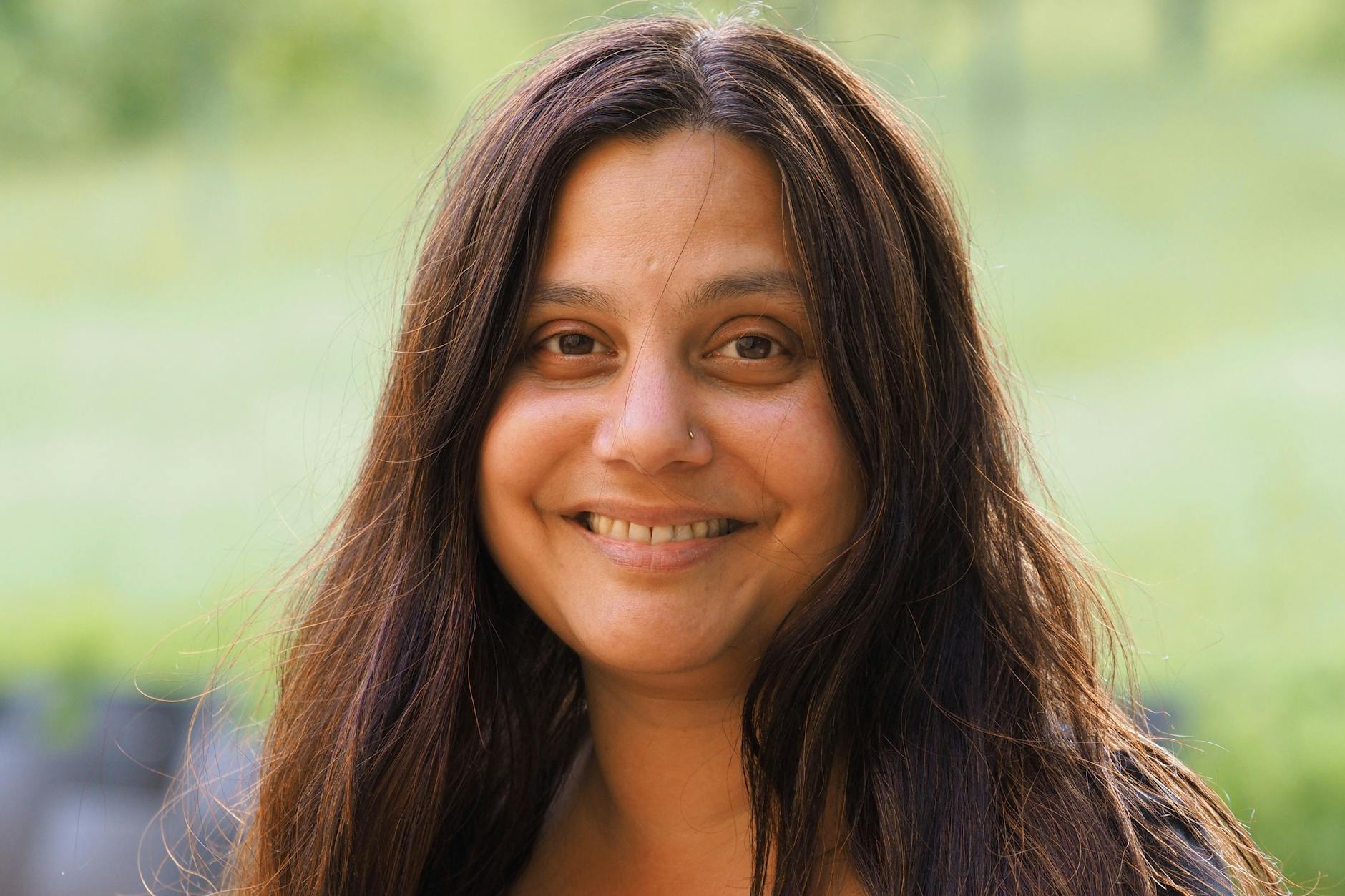 Die Schriftstellerin Mithu Sanyal ist neben Simone Buchholz und Dmitrij Kapitelman Verfasserin des Aufrufs, mehr Poesie ins Parlament zu bringen. 