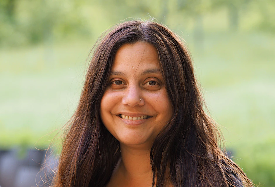 Die Schriftstellerin Mithu Sanyal ist neben Simone Buchholz und&nbsp;Dmitrij Kapitelman Verfasserin des Aufrufs, mehr Poesie ins Parlament zu bringen.&nbsp;