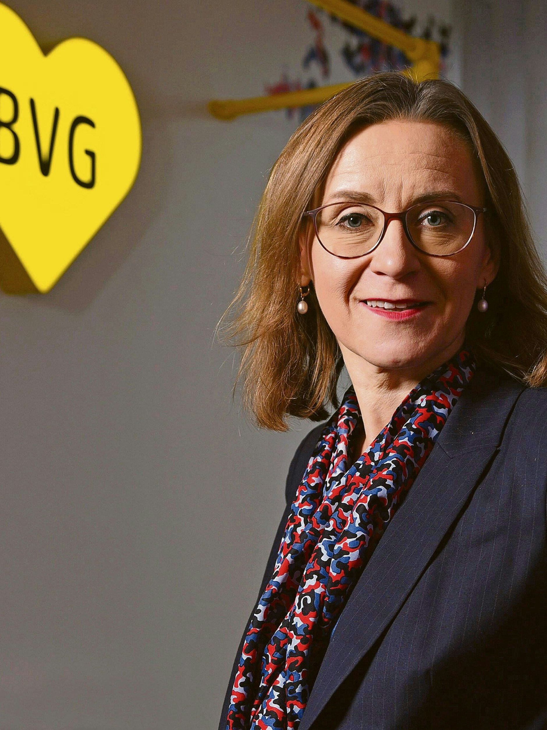 Die frühere BVG-Chefin Sigrid Evelyn Nikutta mit Wimmelwürmer-Halstuch. Das darf nicht mehr verkauft werden.