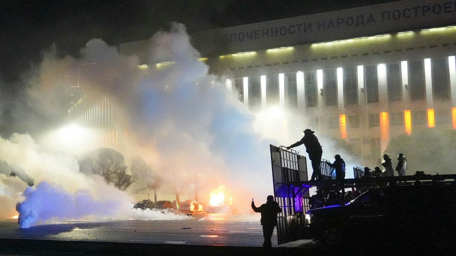 Aus Protest gegen hohe Energiepreise sind in Kasachstan Tausende Menschen auf die Straße gegangen.