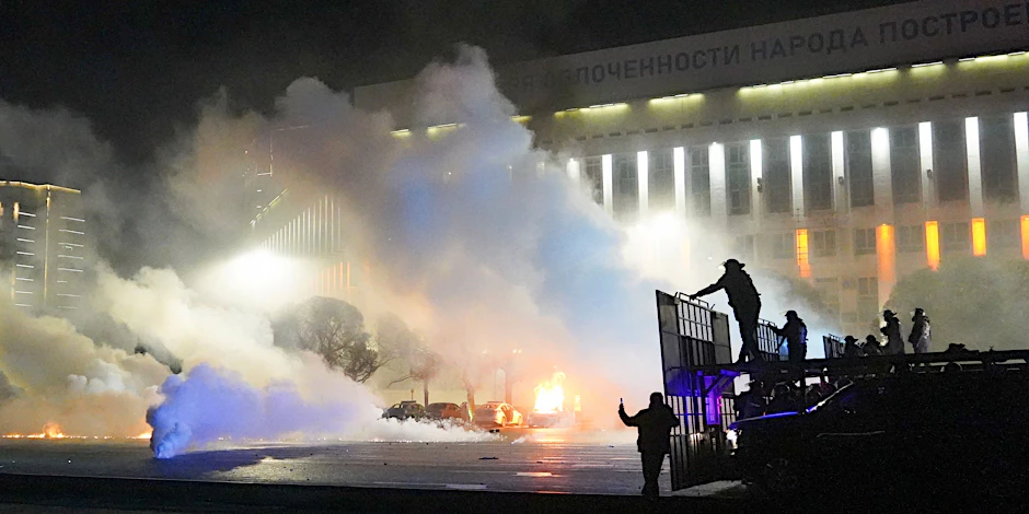 Aus Protest gegen hohe Energiepreise sind in Kasachstan Tausende Menschen auf die Straße gegangen.