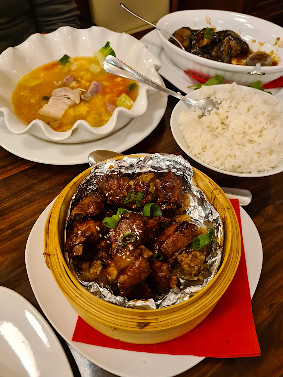 Authentische China-Küche im Shan Shan in Prenzlauer Berg. Darunter: Schweinerippchen und Aubergine.