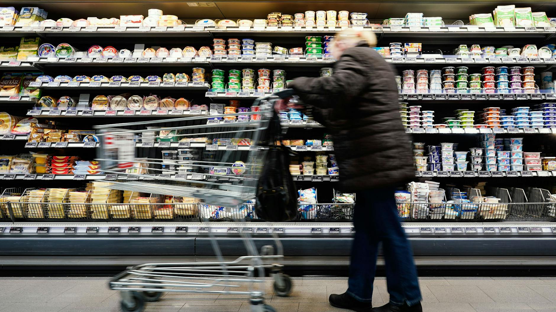 Der Einkaufswagen dieser Kundin ist noch leer. Bei den stark steigenden Preisen für viele Lebensmittel, überlegen es sich viele zweimal bevor sie zugreifen. 