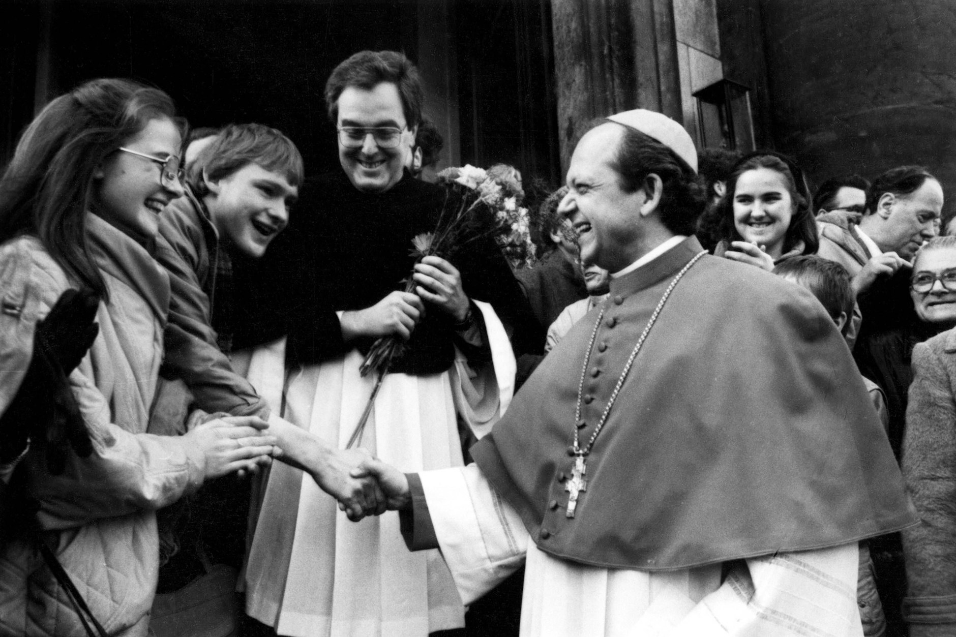 Katholische Kirche in der DDR: Der Bischof von Dresden-Meißen 1988 Glückwünsche bei seiner Amtseinführung.