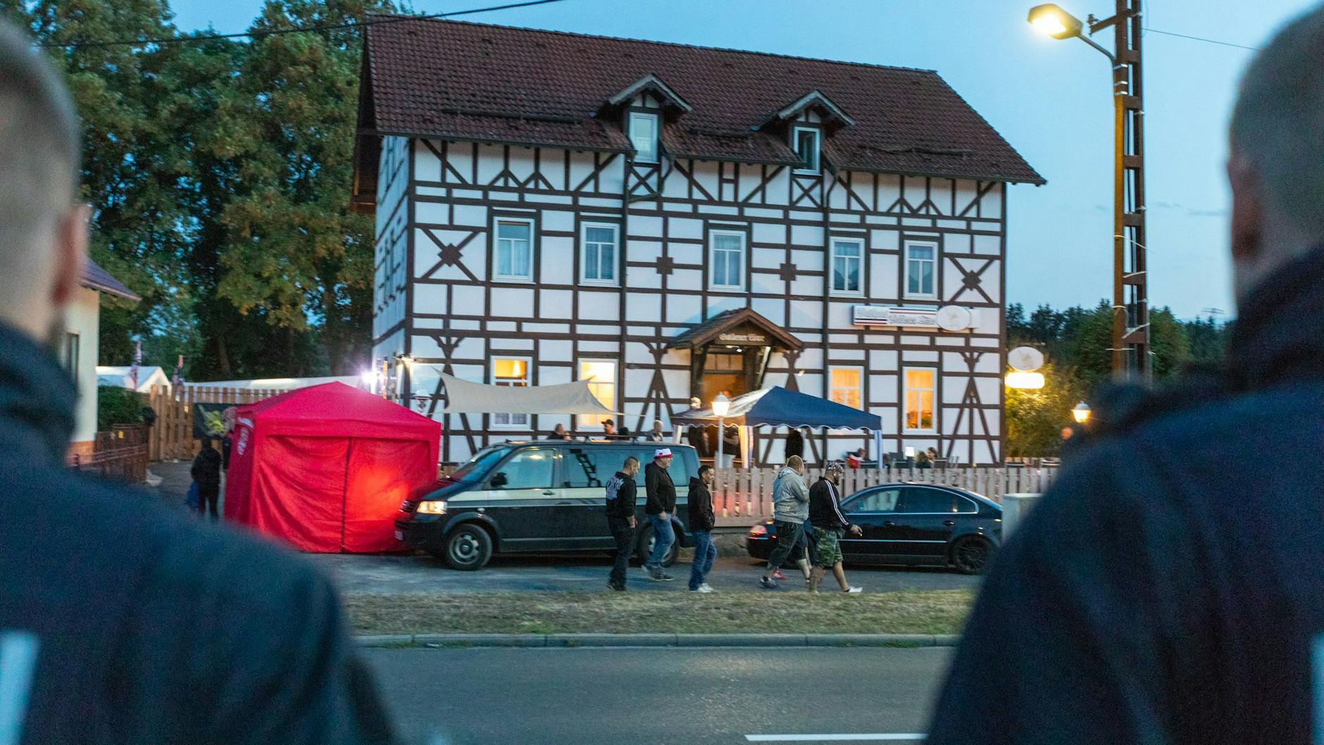 Immer wieder treffen sich Neonazis zu Konzerten, bei denen Berliner und Brandenburger Rechtsrock-Bands auftreten – hier in Thüringen.