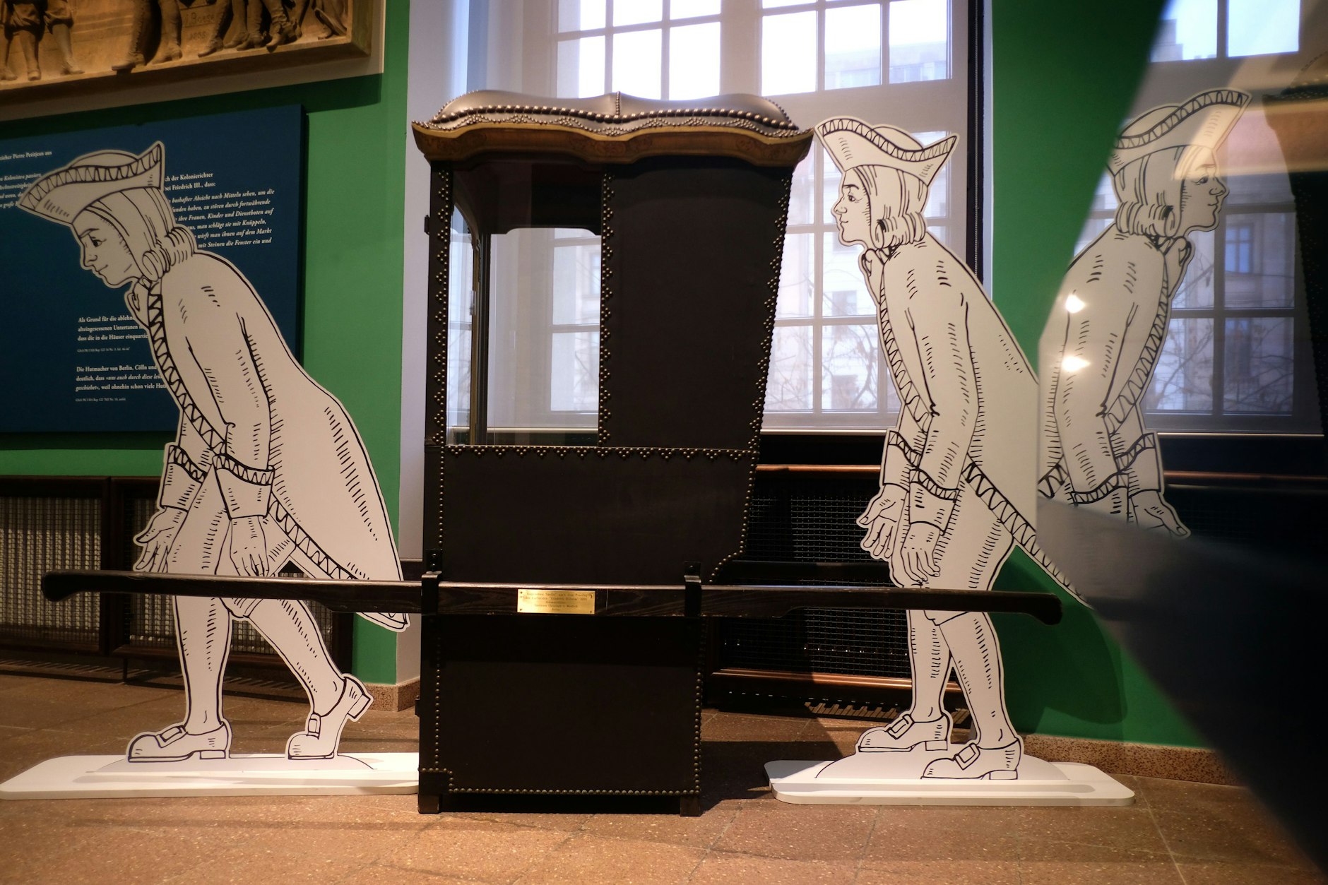 Im Hugenottenmuseum im Französischen Dom wird unter anderem eine Sänfte präsentiert.