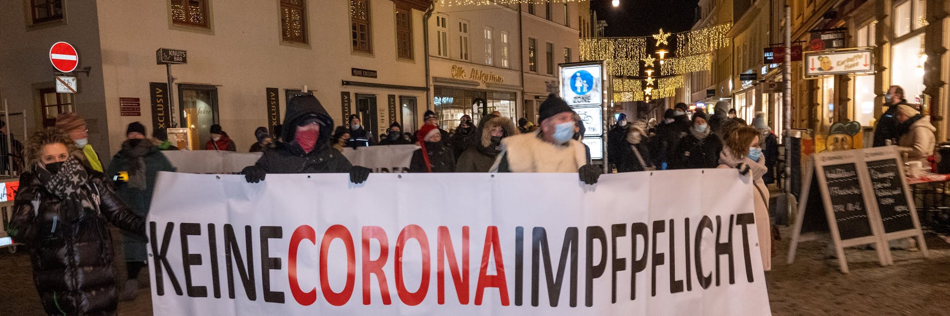 Stralsund: Hunderte Demonstranten nehmen an einer Demonstrationen gegen Corona-Einschränkungen und Impfpflicht teil.