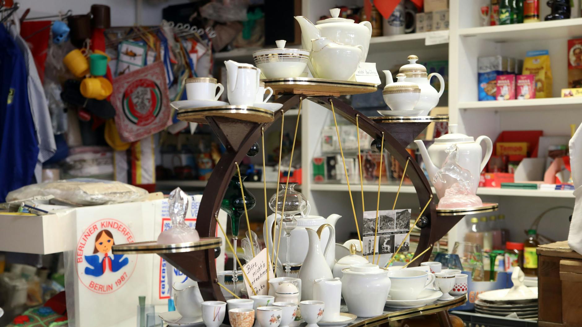 Plastiktüten, Geschirr, wer DDR sucht, wird hier fündig. 