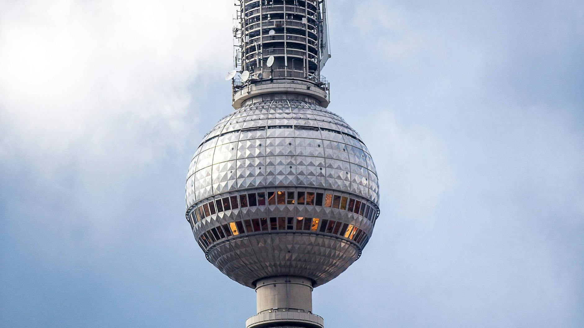 Mit 368 Metern ist der Fernsehturm am Alexanderplatz das höchste Bauwerk Deutschlands sowie der vierthöchste Fernsehturm in Europa.