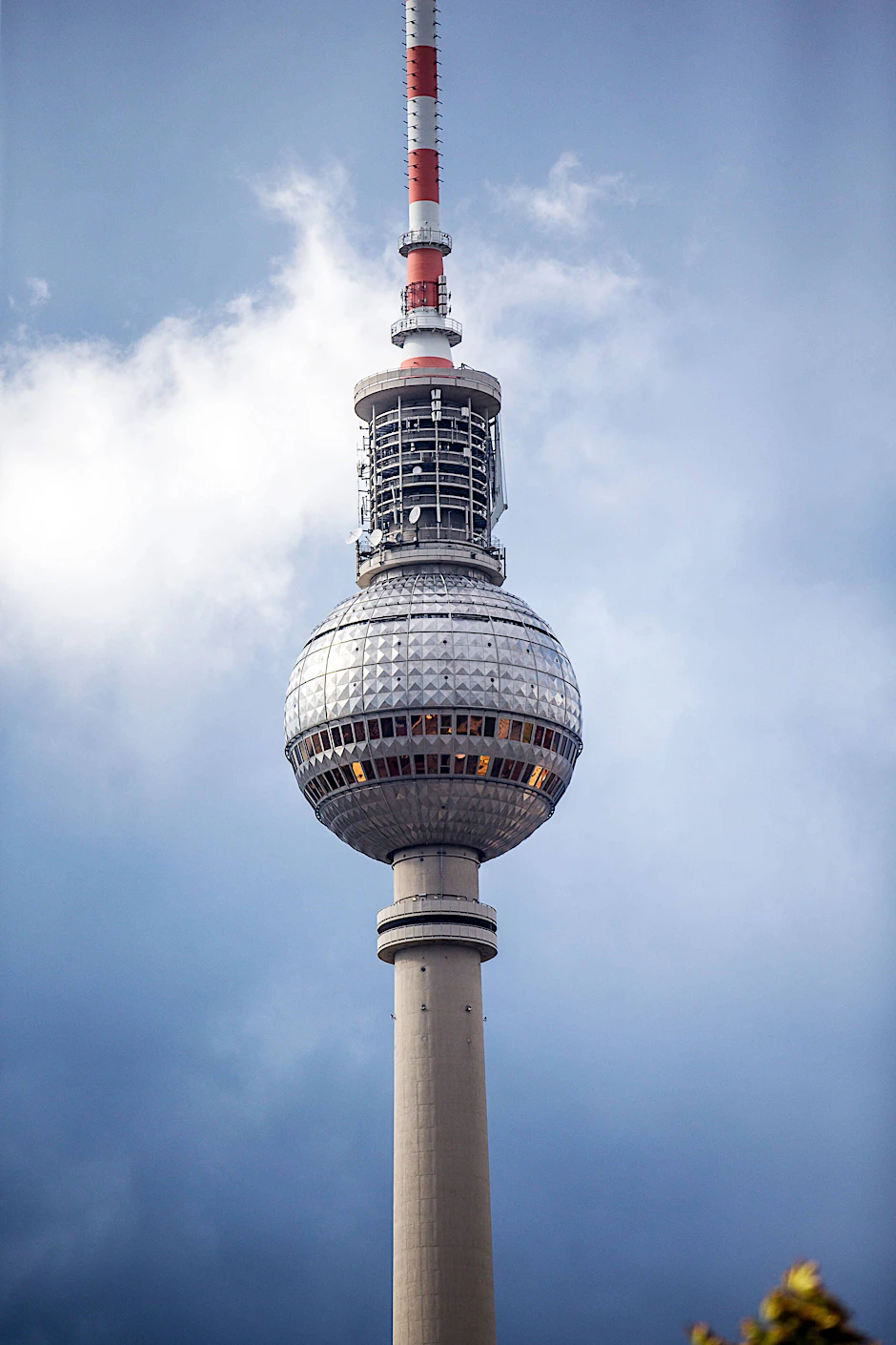 Mit 368 Metern ist der Fernsehturm am Alexanderplatz das höchste Bauwerk Deutschlands sowie der vierthöchste Fernsehturm in Europa.