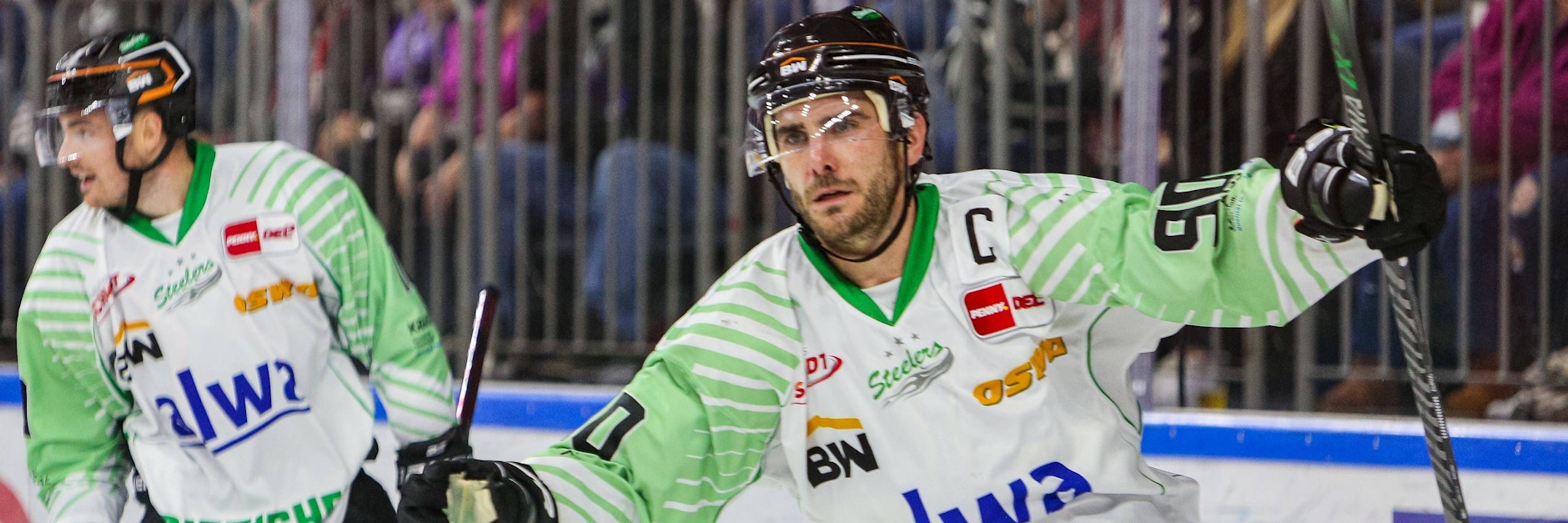 Eisbär Constantin Braun hat in Bietigheim derzeit viel Grund zum Jubeln.