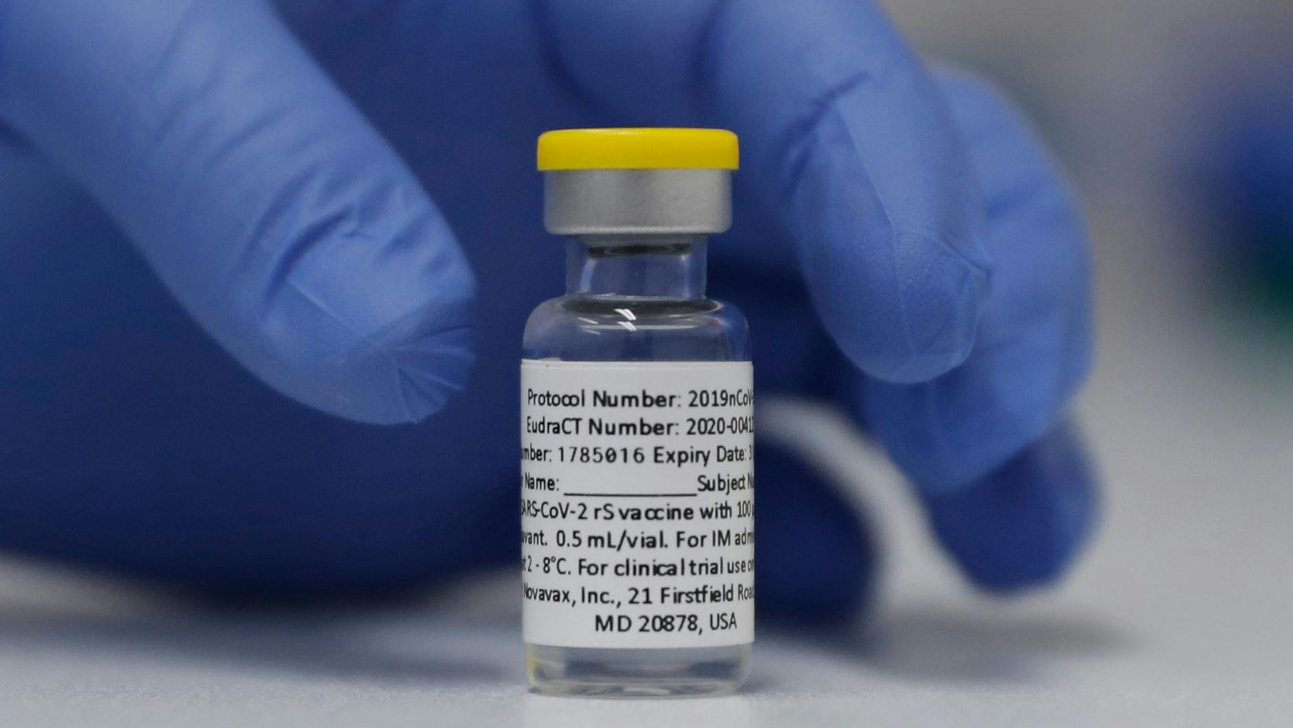 Eine Ampulle des Protein-Impfstoffs der Firma Novavax: Anfang Februar soll er in Deutschland verfügbar sein.