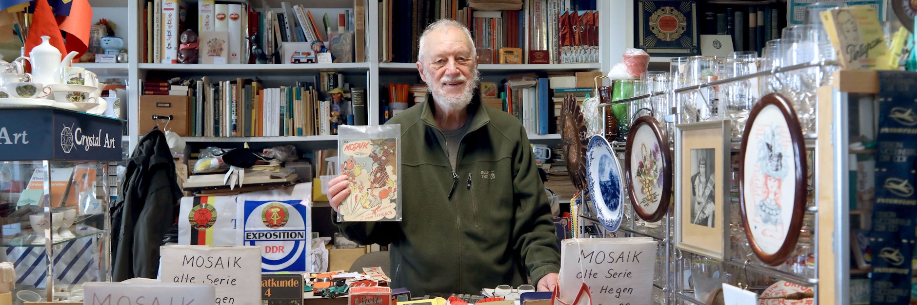 Im Vorwende-Laden von Frank und Bärbel Arndt (beide 78) gibt es Original-DDR-Stücke zu kaufen. Vom Mosaik-Heft bis zum Lockenwickler alles Originale.&nbsp;