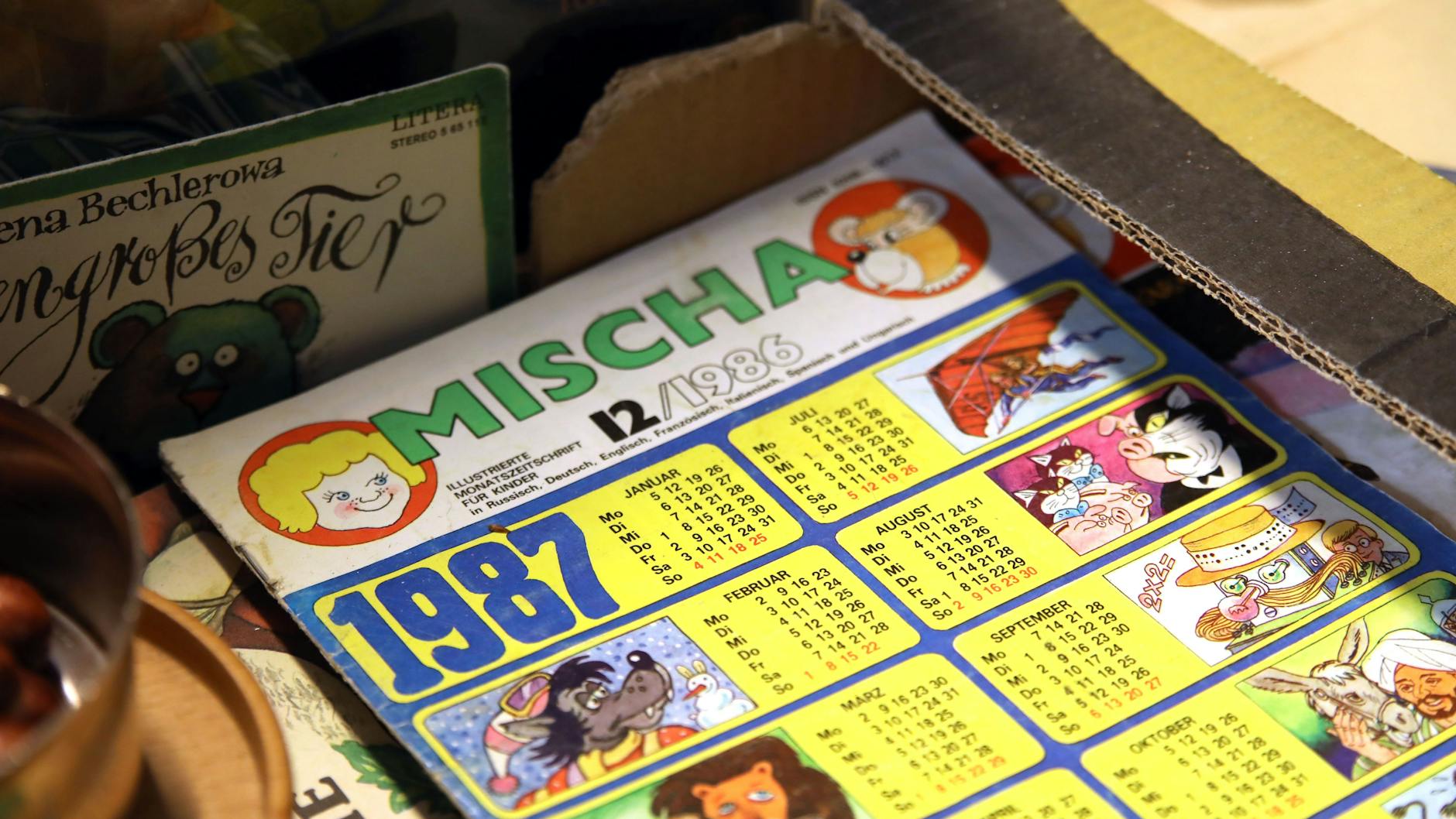 Mosaik, Atze und Mischa. Zeitungen und Bücher aus der DDR gibt es im Vorwendeladen. 