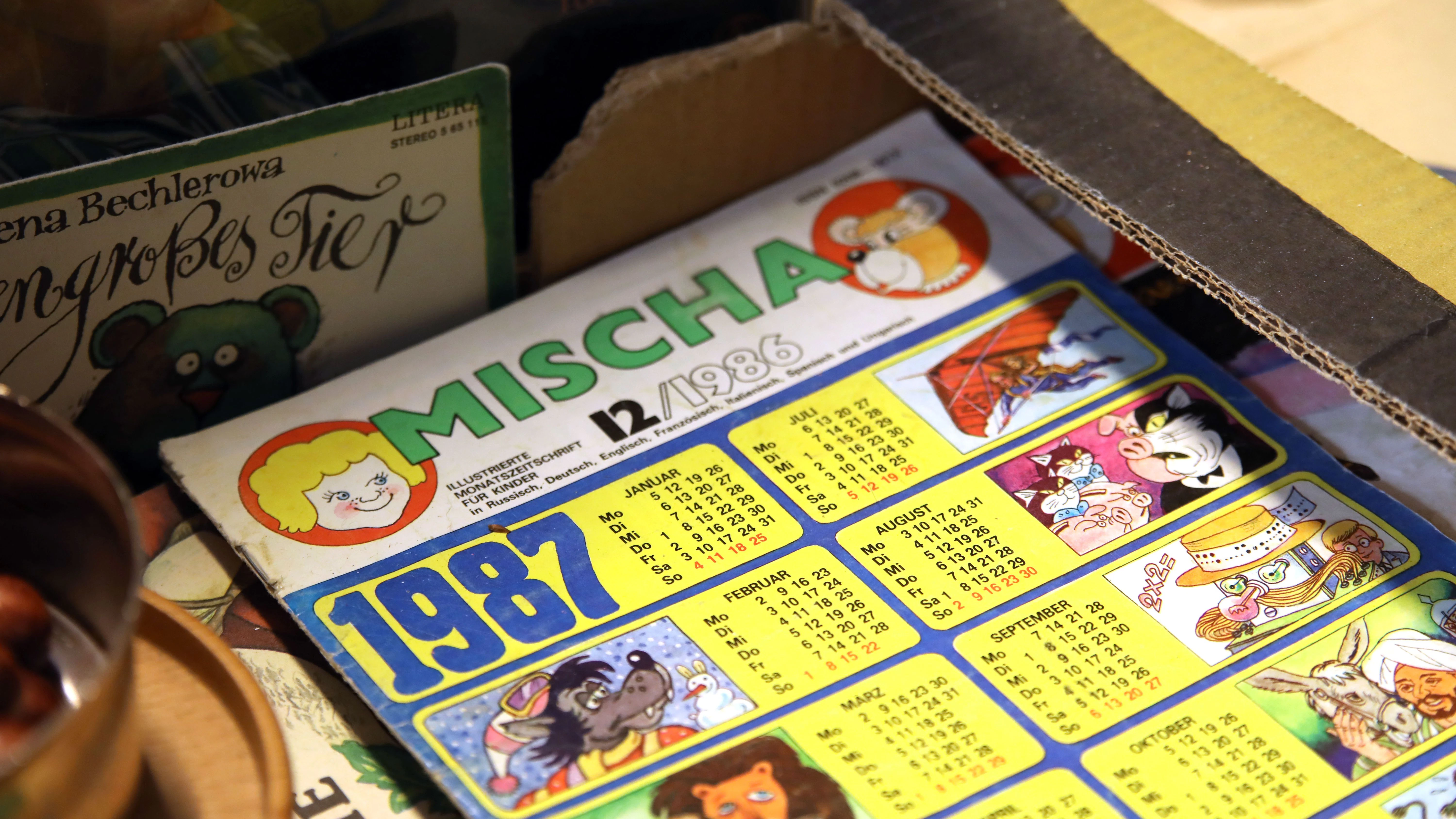 Mosaik, Atze und Mischa. Zeitungen und Bücher aus der DDR gibt es im Vorwendeladen.&nbsp;