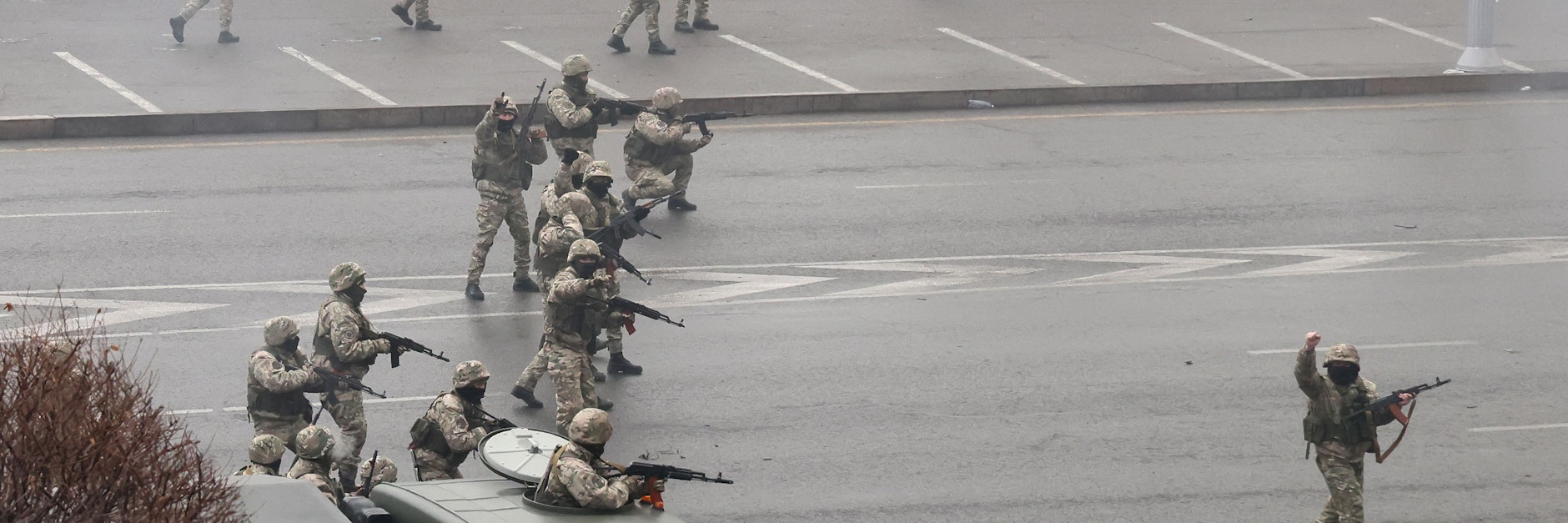 Sicherheitskräfte sind im Einsatz, um die Massenunruhen zu beenden.