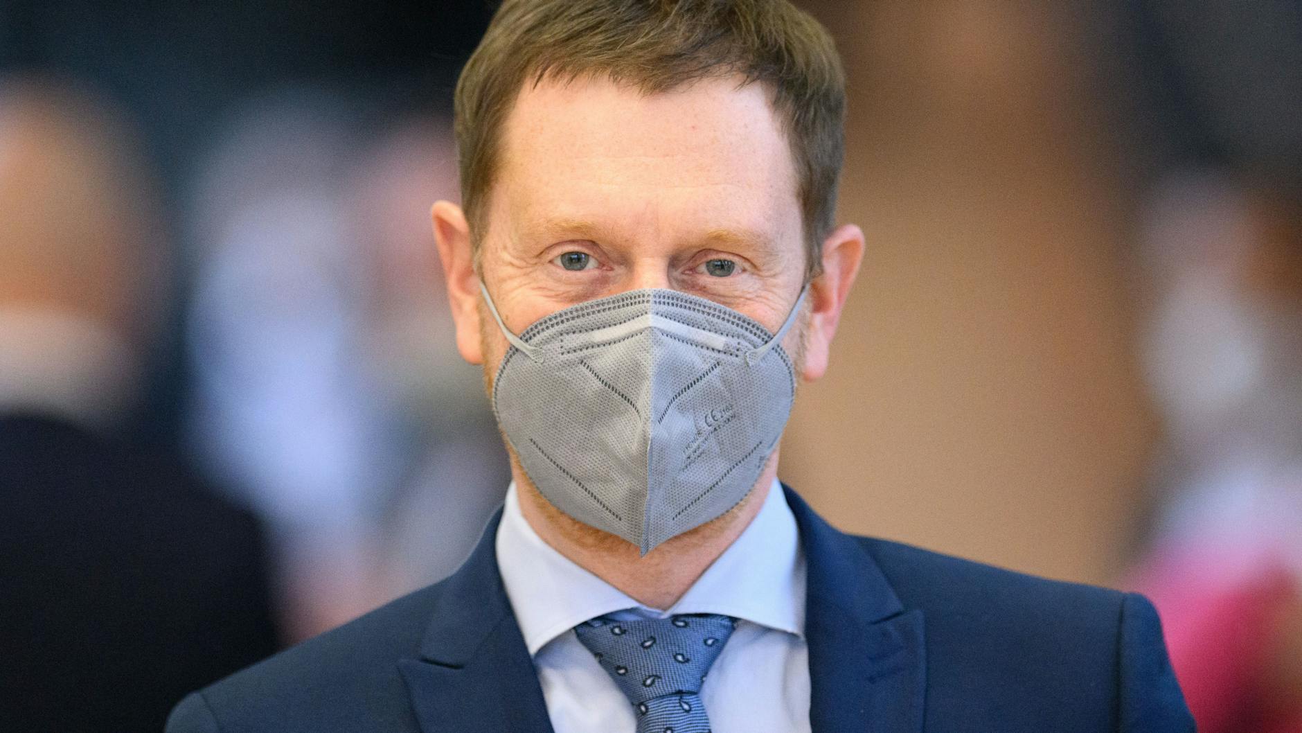 Die Bürgerinnen und Bürger hätten „holterdipolter“ erfahren, dass ihr Genesenenstatus nicht mehr gelte, sagte Sachsens Ministerpräsident Michael Kretschmer. 