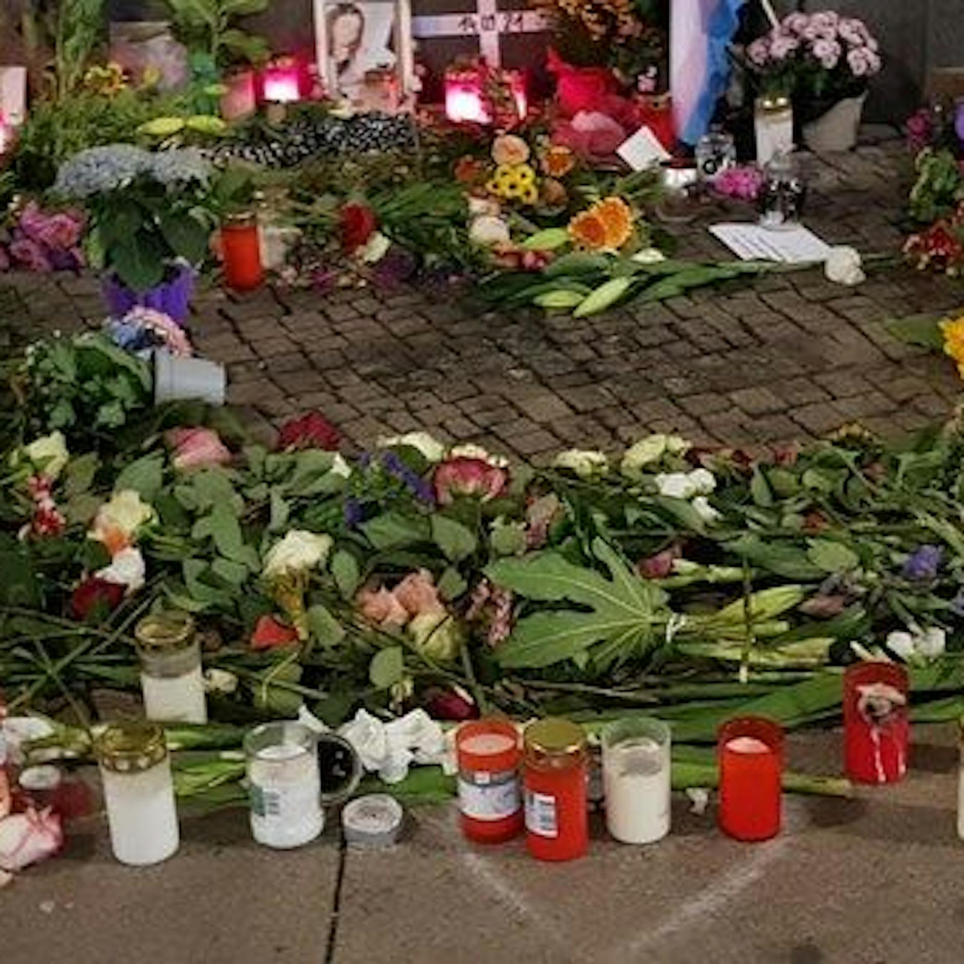 Hass-Attacke auf eine Tote: Grab der Frau geschändet, die sich am Alex selbst verbrannt hatte