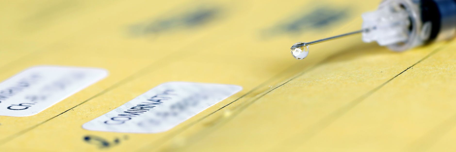 Impfausweise mit Klebchen und Arztstempel sind leicht nachzumachen, werden von Kriminellen zum Kauf angeboten.