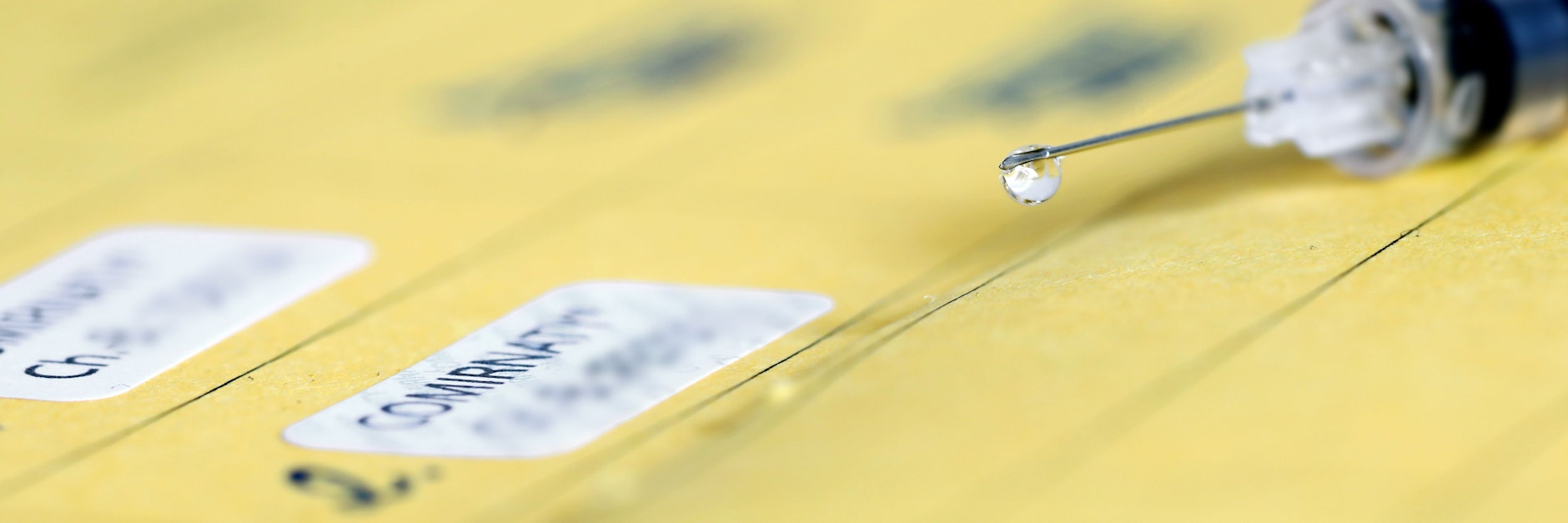 Impfausweise mit Klebchen und Arztstempel sind leicht nachzumachen, werden von Kriminellen zum Kauf angeboten.