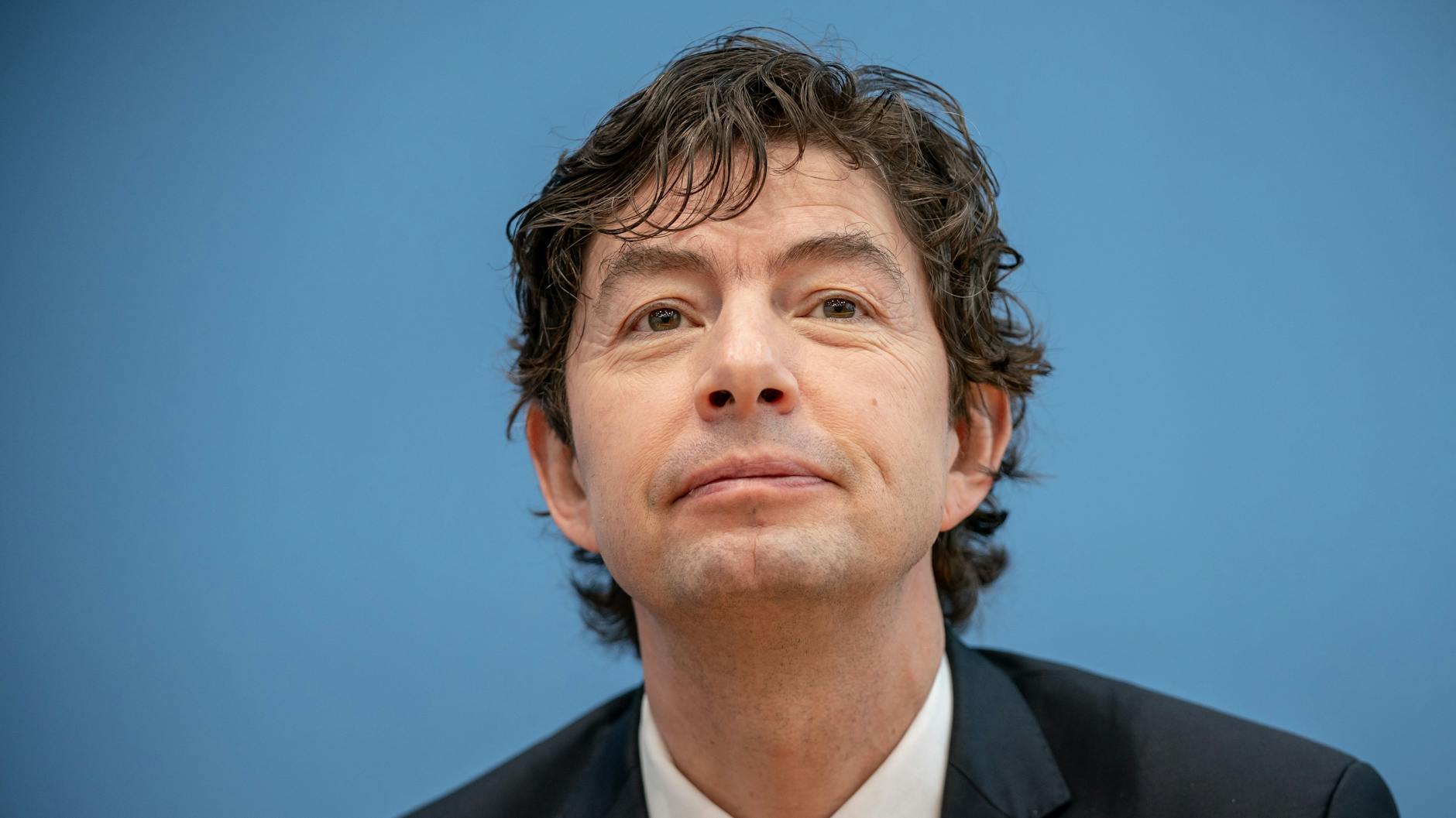 Christian Drosten, Chef-Virologe an der Berliner Charité, gibt seine Einschätzung zu Omikron ab.
