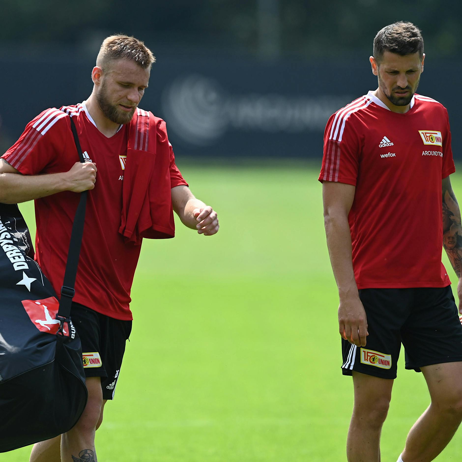 Einmal Köpenick und wieder weg: Unions Sommerzugänge Tymoteusz Puchacz und Pawel Wszolek vor dem Absprung