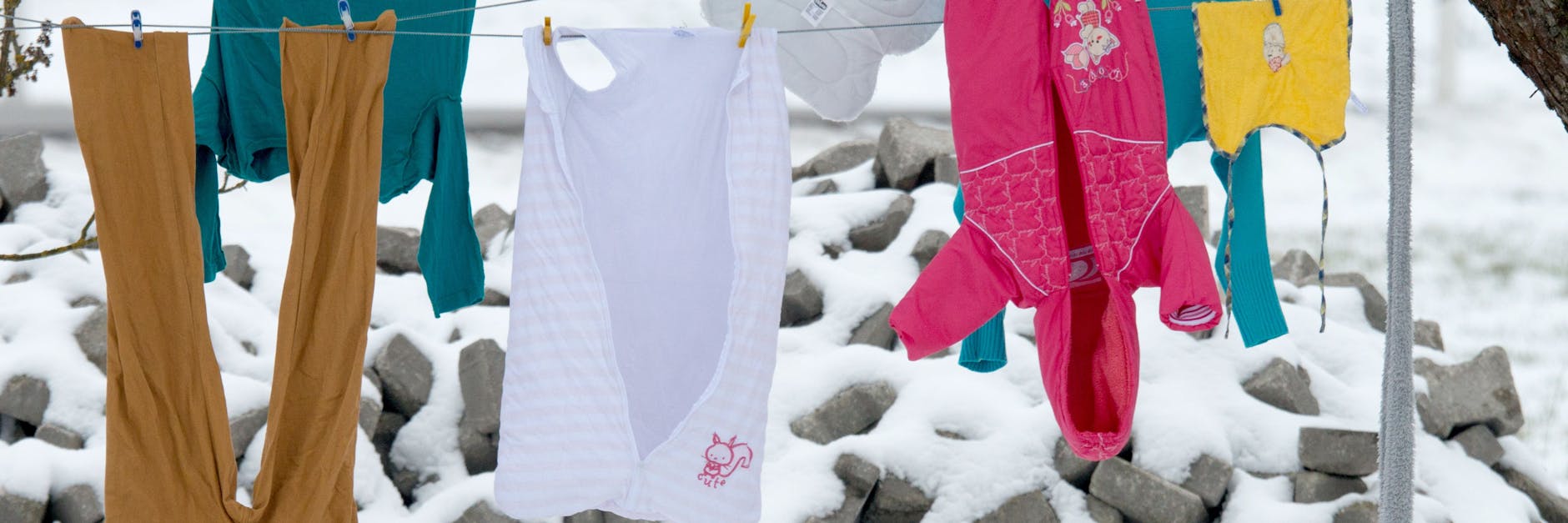  Wäsche trocknet auf der Leine im Freien auch an frostigen Tagen. 