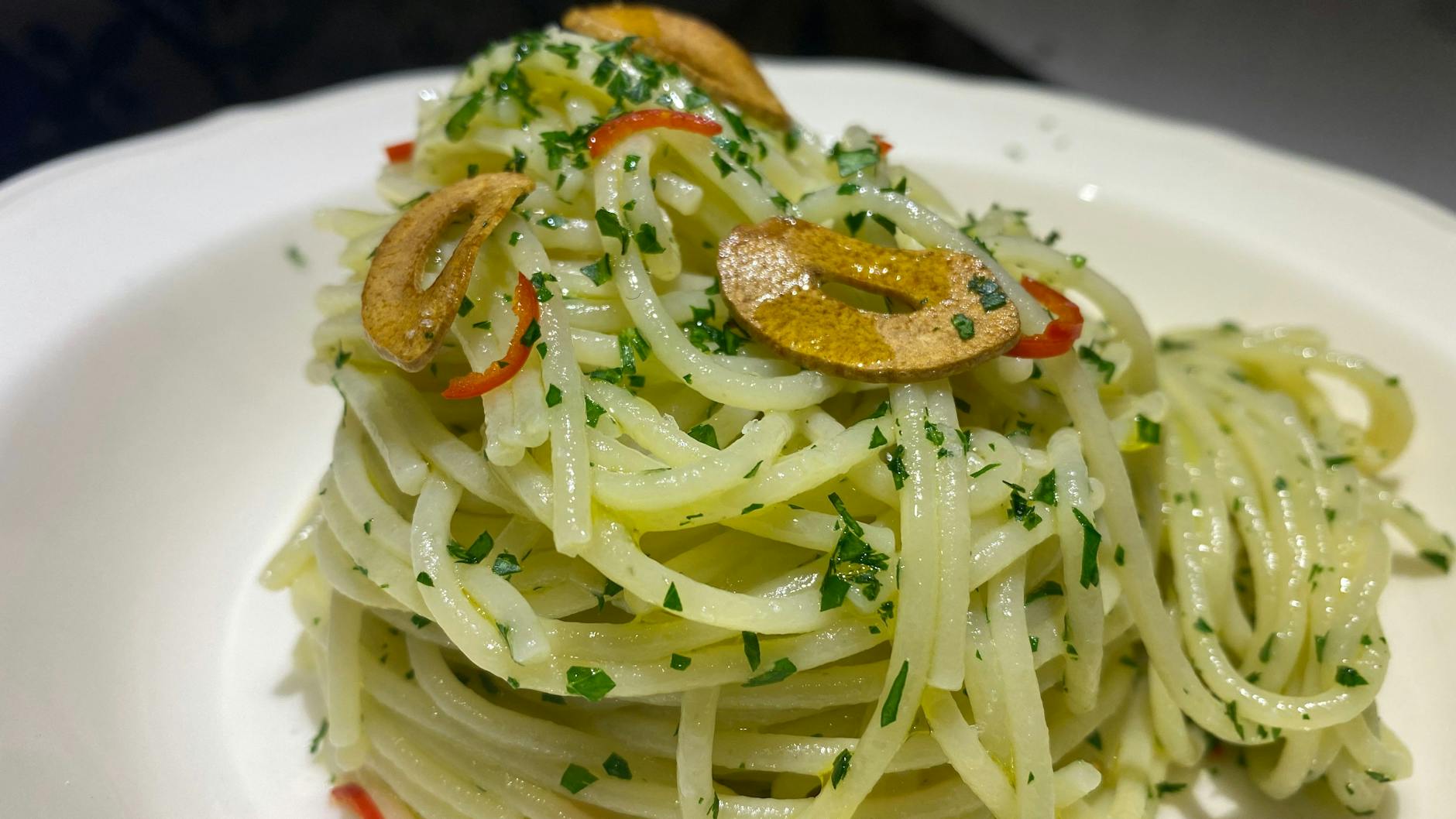 Das Ergebnis ist eine Aglio olio der Extraklasse! Vor allem die braunen Knoblauchchips geben viel Aroma.