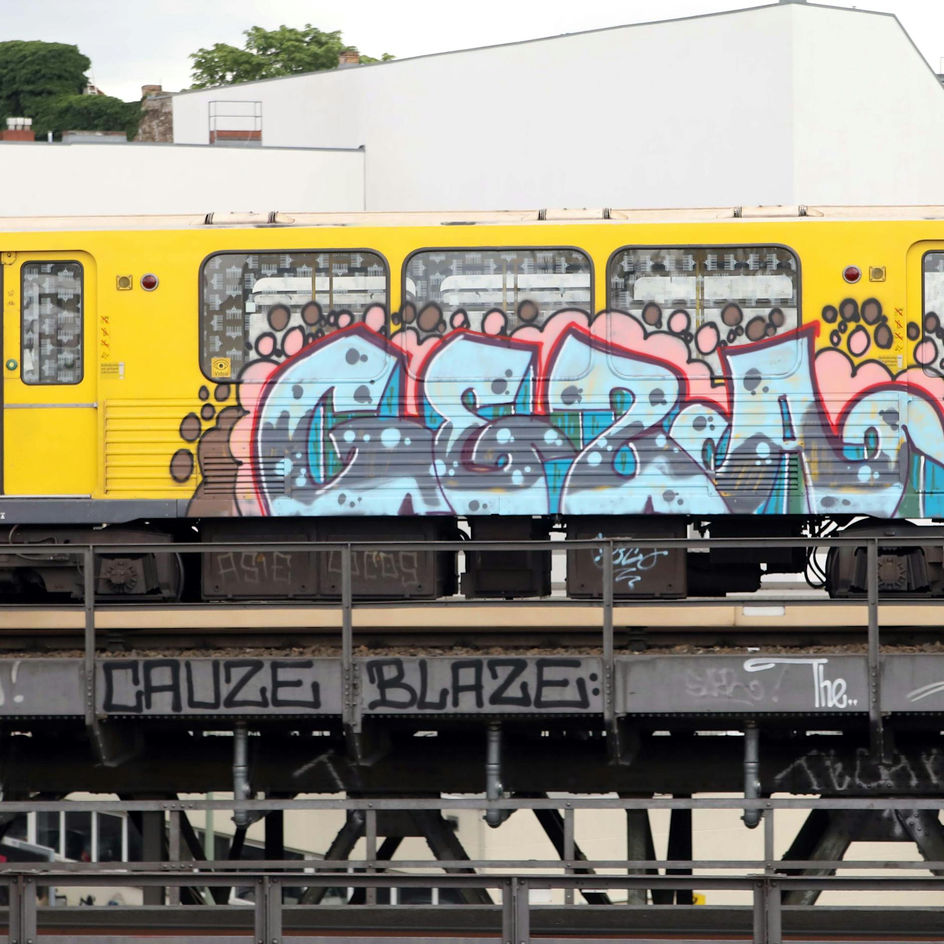 Unglaubliches VIDEO: Graffiti-Bande schmiert in Berlin einen U-Bahn-Waggon ein – Und niemand stoppt die Sprayer