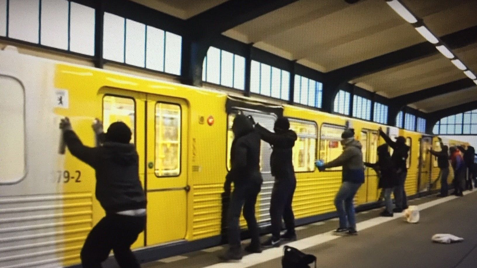 Die Schmierfinken in Aktion. Szene aus dem Video.