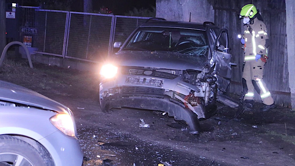 Die Unfallwagen in Baumschulenweg. Fünf Menschen sind bei dem Zusammenstoß zweier Autos verletzt worden.