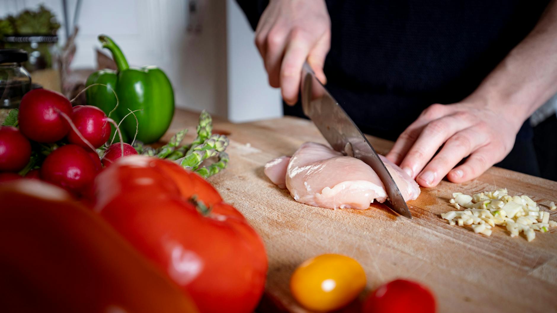 Gemüse und Fleisch – bei der Paleo-Diät kommt nichts anderes auf den Tisch.