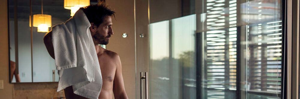 Wer nach dem Duschen oder Baden falsch lüftet, riskiert ein großes Problem im Badezimmer: Schimmel!