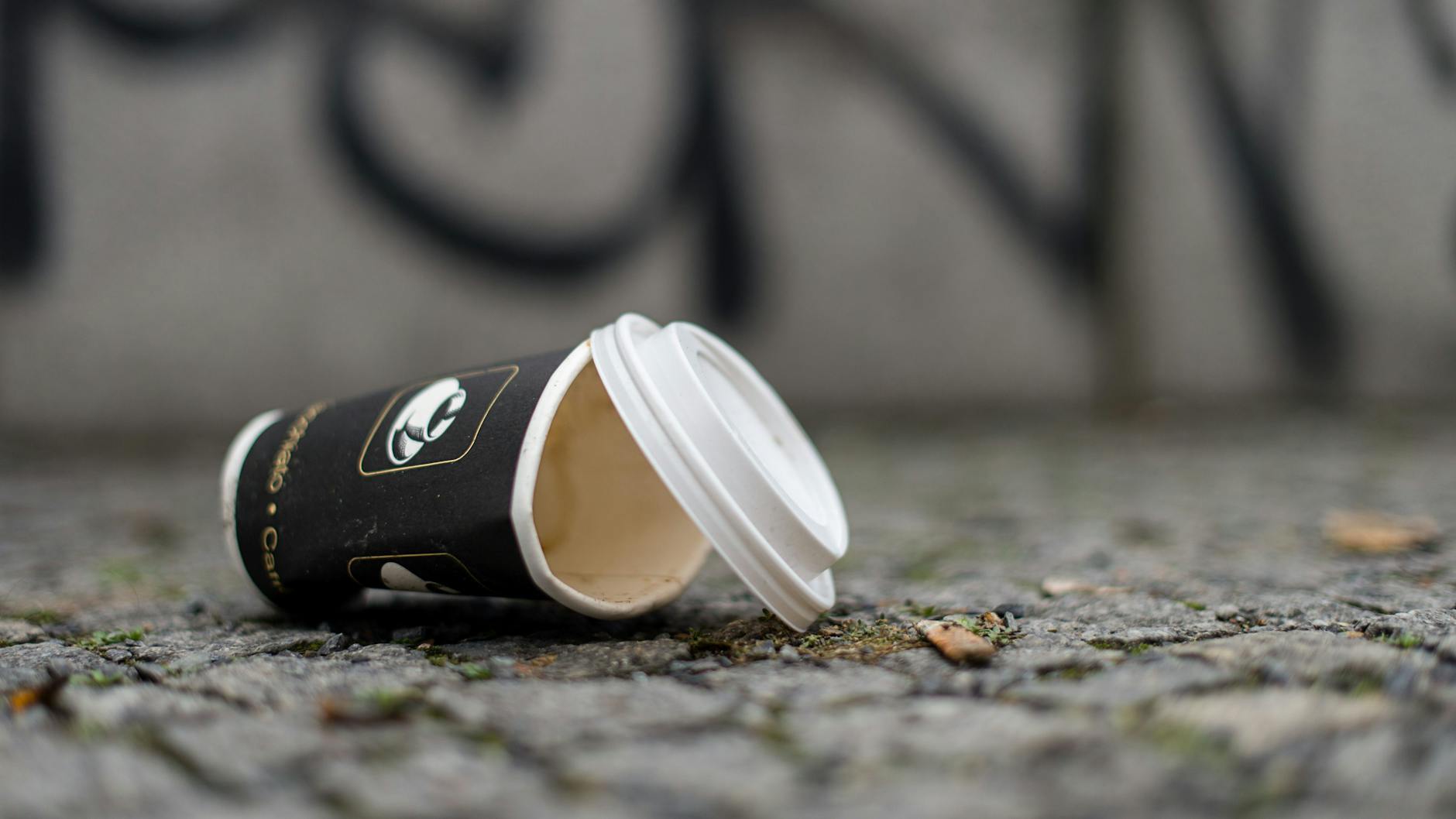 Schlecht für die Umwelt und schlecht für die Haushaltskasse – der Coffee to go jeden Morgen am Kiosk.
