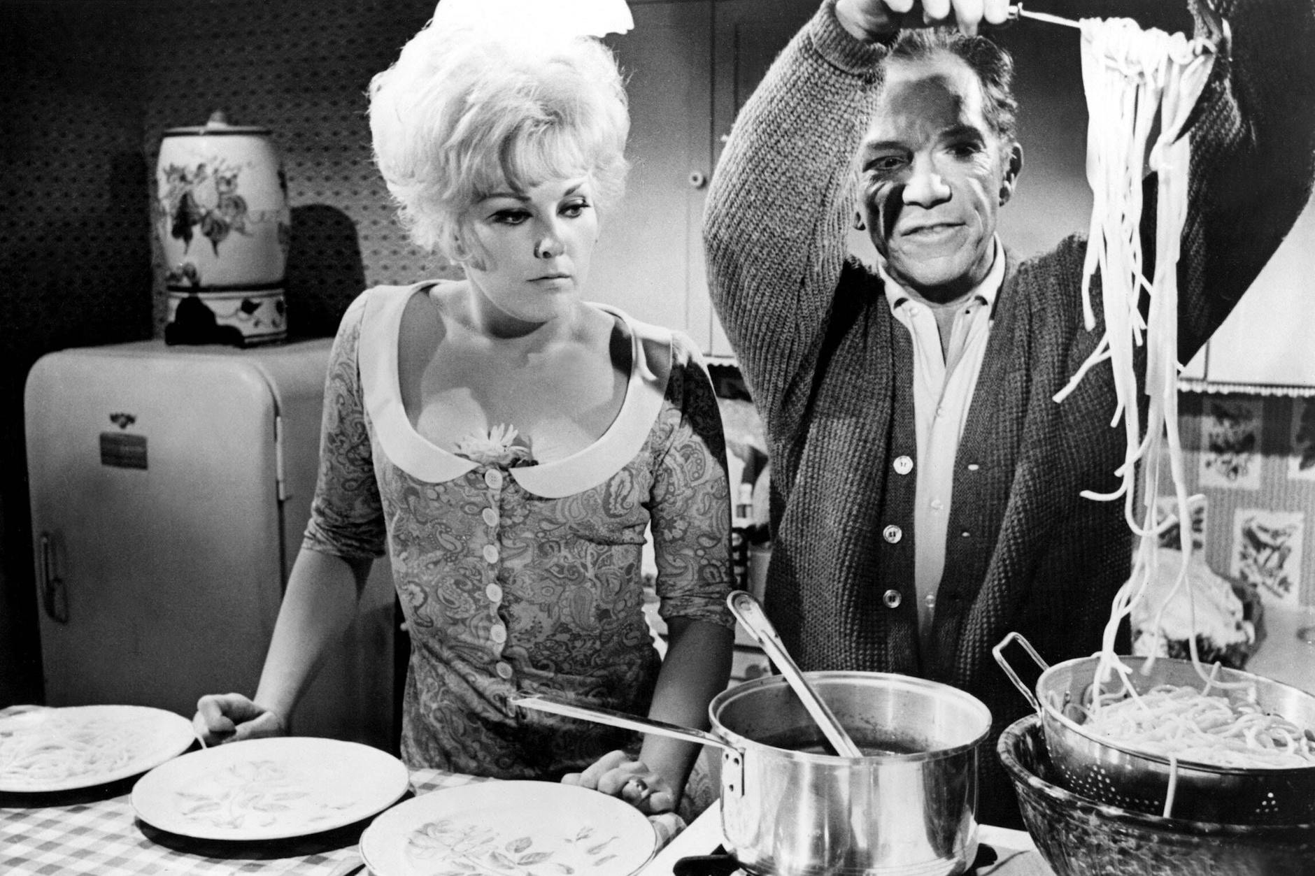 Nudeln brauchen Liebe und Hingabe: Kim Novak und Ray Watson in einer Szene aus dem Film in „Küss mich, Dummkopf“ aus dem Jahr 1964.