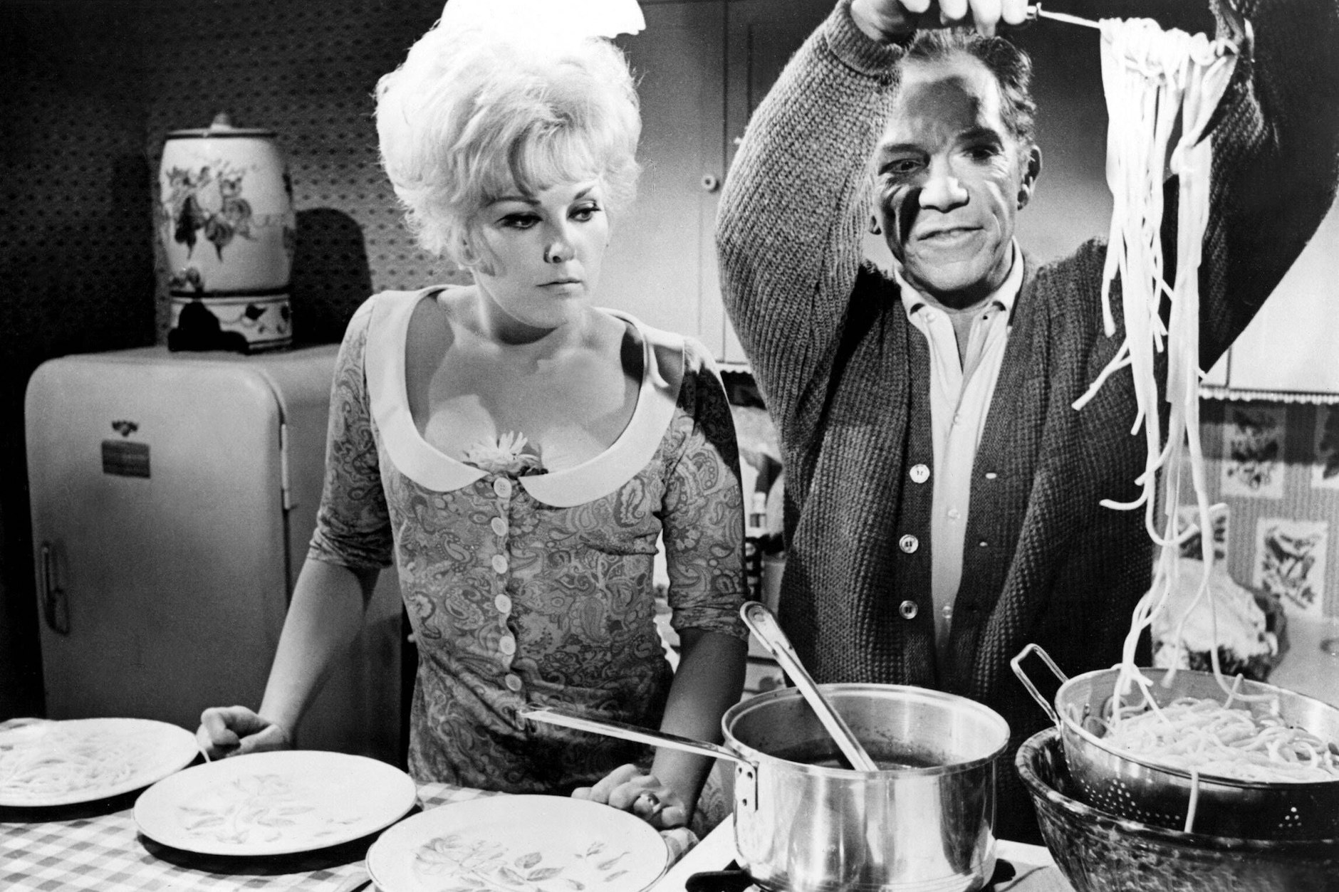 Nudeln brauchen Liebe und Hingabe: Kim Novak und Ray Watson in einer Szene aus dem Film&nbsp;in „Küss mich, Dummkopf“ aus dem Jahr 1964.