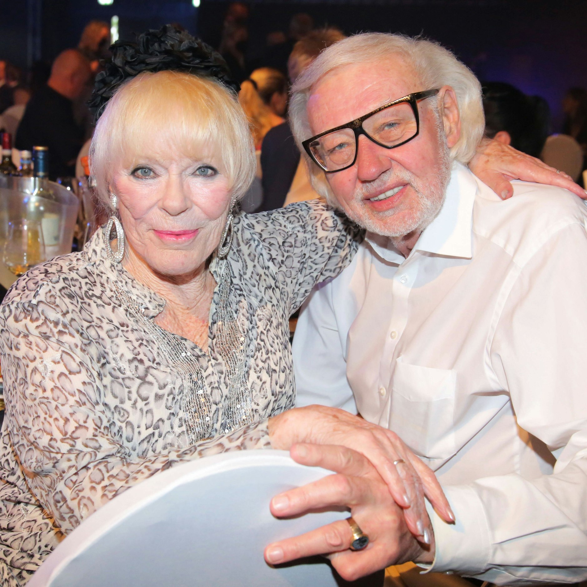 Schauspielerin Elke Sommer zusammen mit ihrem Mann Wolf Walther im August 2021