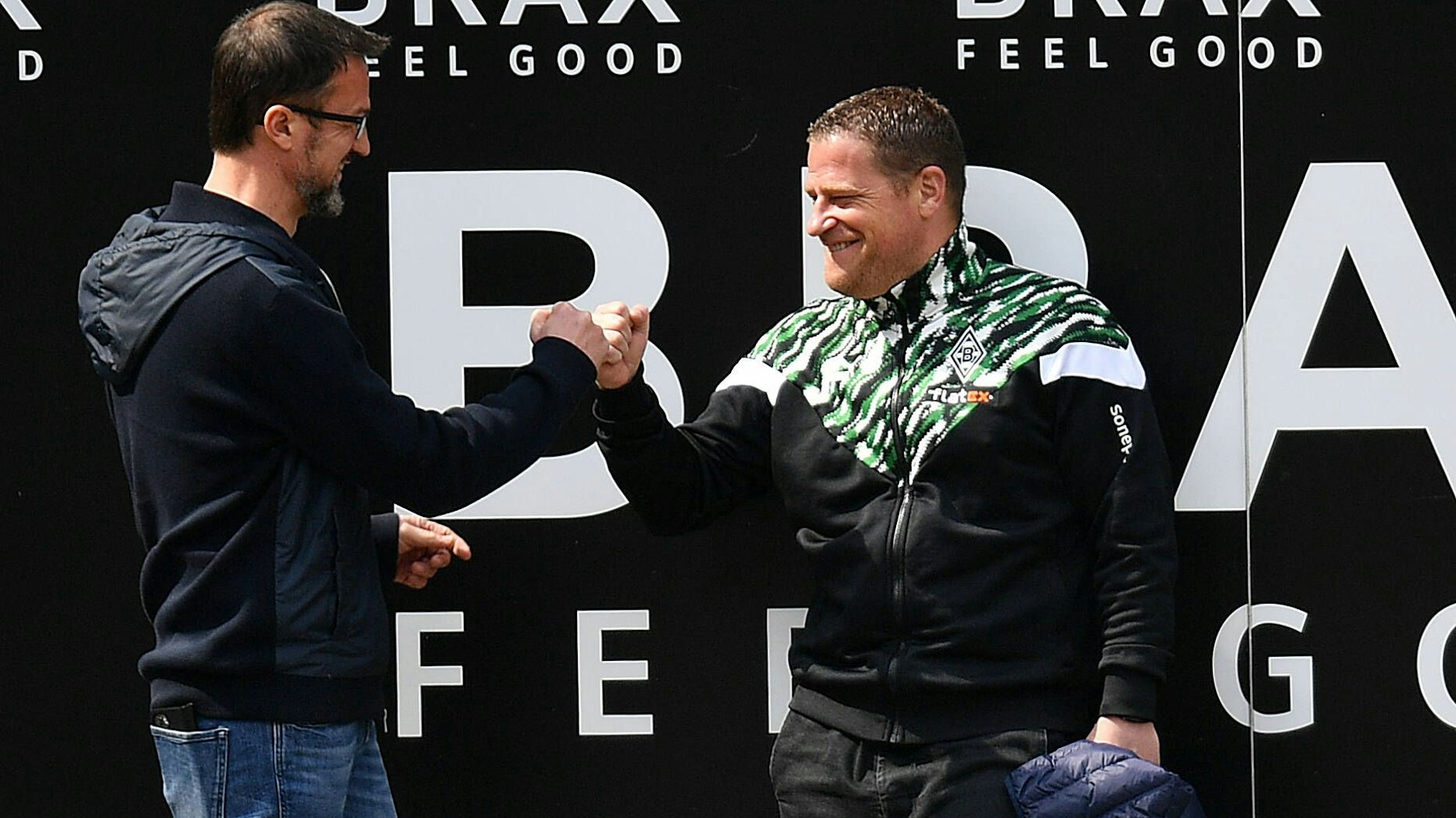 Kennen und schätzen sich – und kämpfen um Talente: Hertha-Boss Fredi Bobic und Gladbach-Manager Max Eberl.