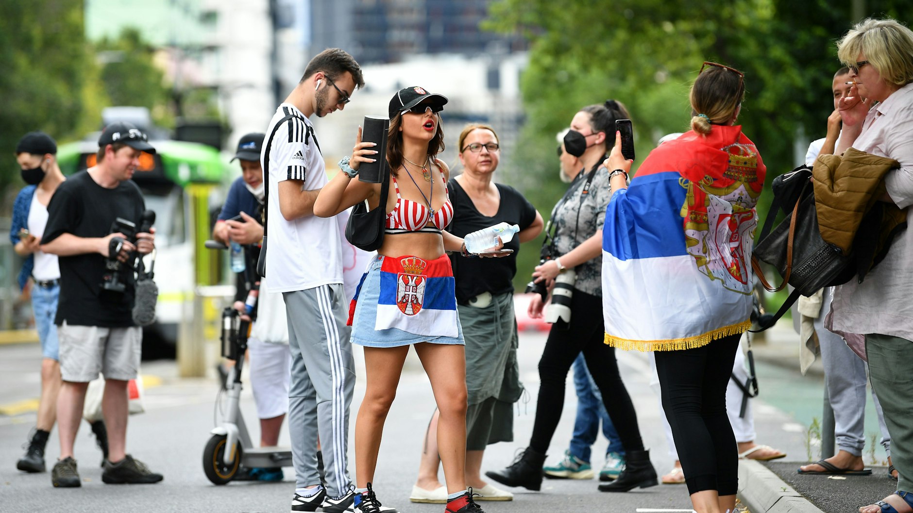 Fans von Novak Djokovic versammelten sich vor dem Quarantäne-Hotel, wo der Serben auf seine Anhörung wartet.&nbsp;