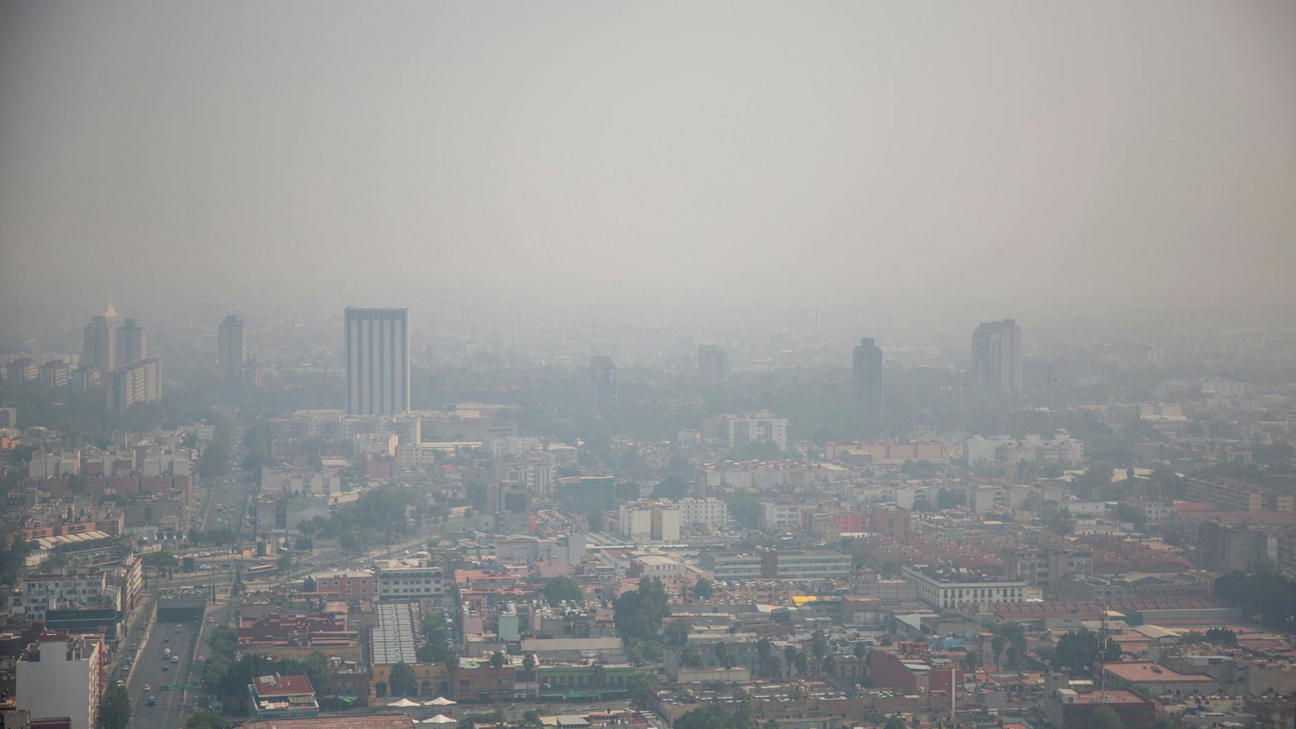 Blick auf die Luftverschmutzung in Mexiko-Stadt. Luftverschmutzung in Städten verursacht laut zwei US-Studien verheerende Gesundheitsschäden. 